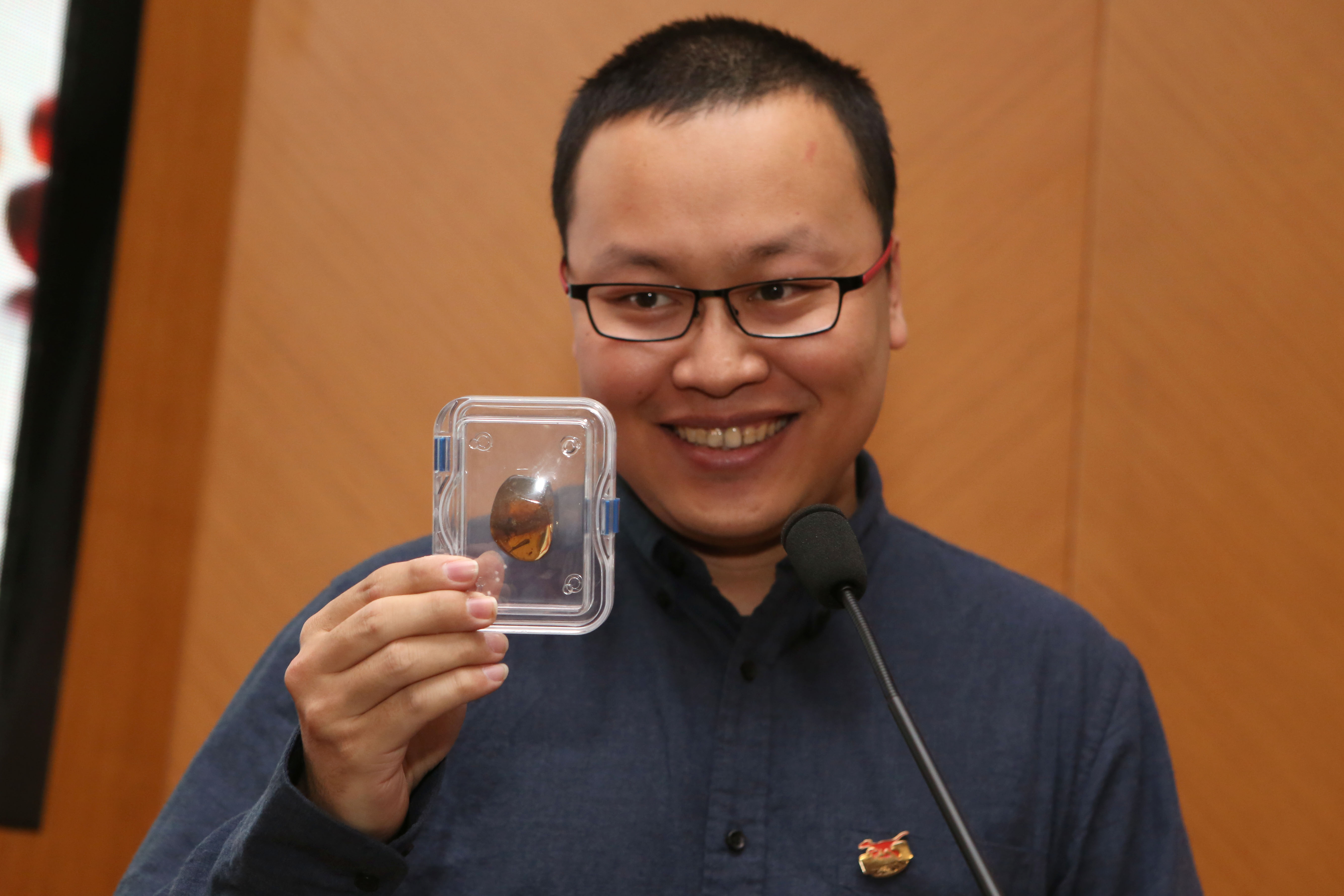 12月9日下午，琥珀恐龍發現人邢立達在上自然科學博物館發表演講：「時光膠囊：緬甸琥珀中的脊椎動物世界」。（畫面取自東方IC）
