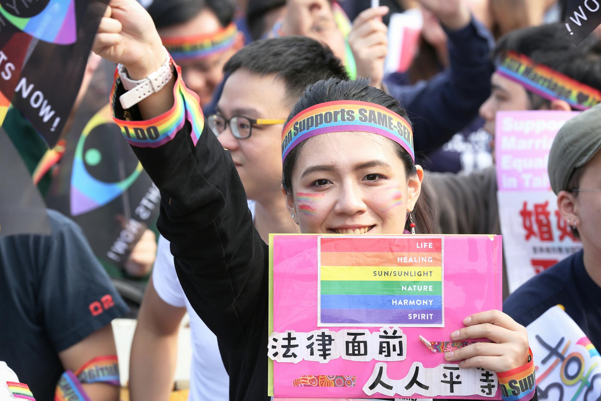 圖為去年「讓生命不再逝去,為婚姻平權站出來」音樂會的活動情形,現場民眾舉著各式各樣的旗幟。
