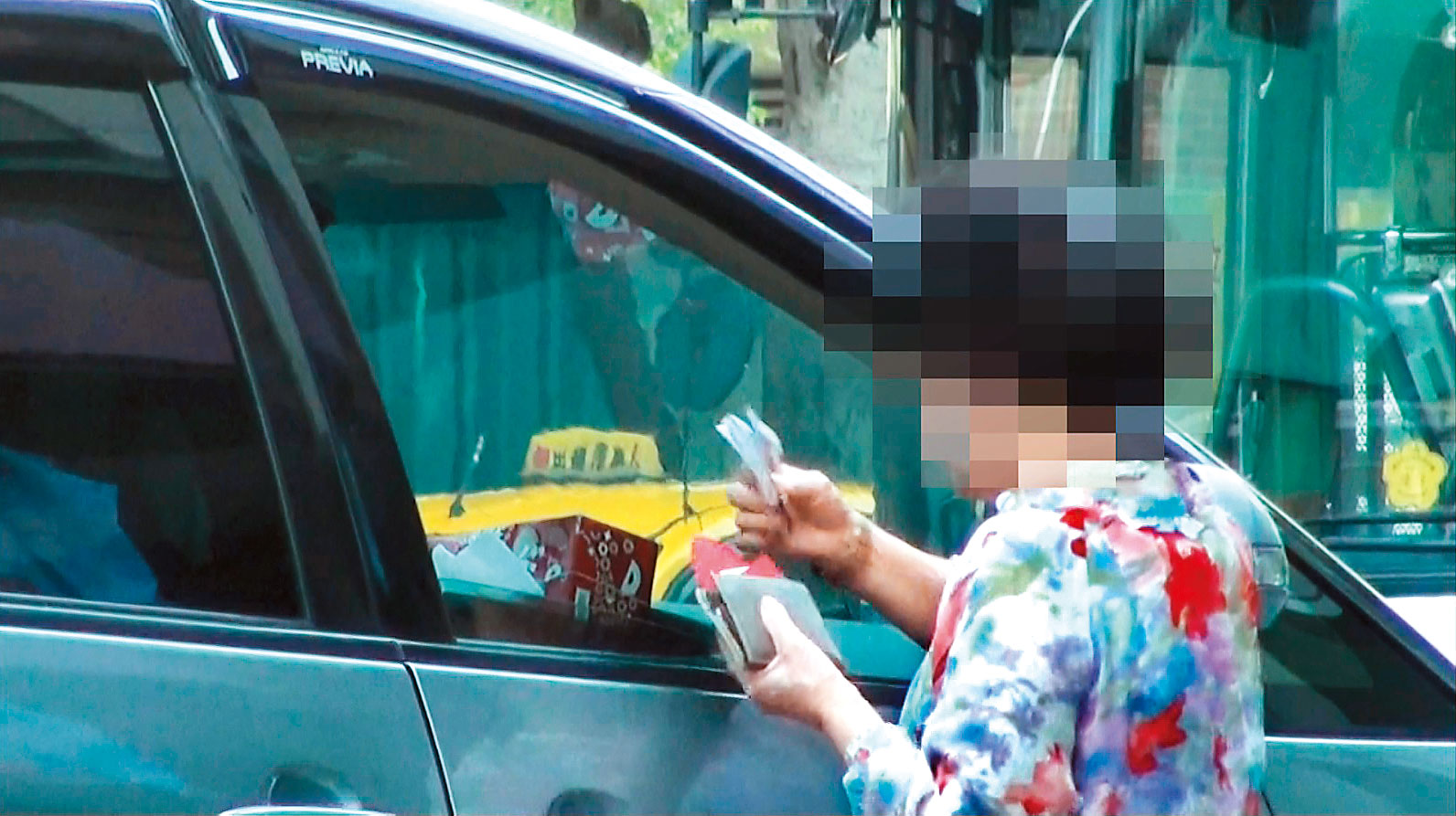小裕與女淫媒交帳,開車至約定地點取款,過程迅速。