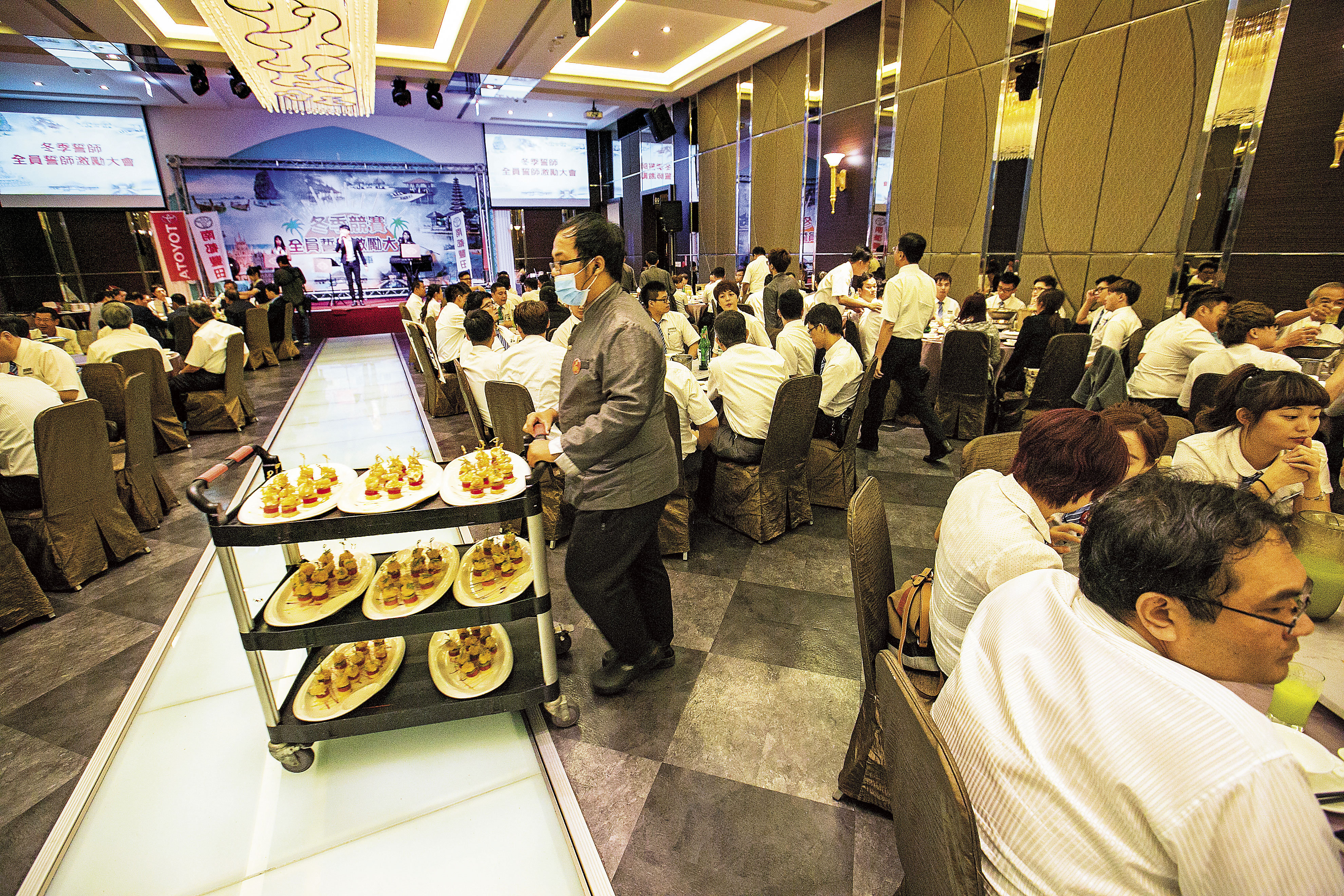 東東餐飲企業旗下的宴會式場，不論平日、假日都充滿人潮。
