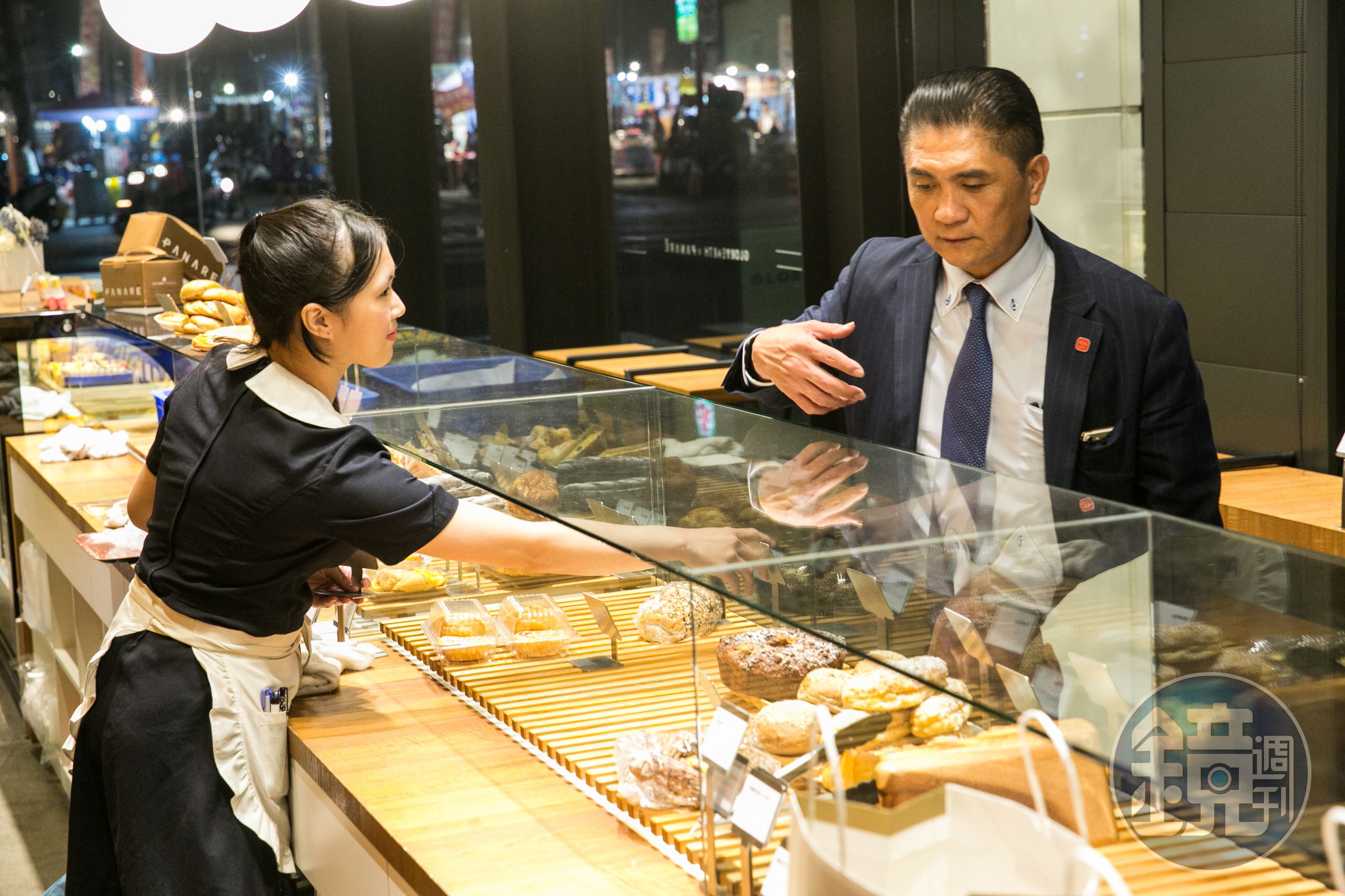 李日東細心解說麵包店的經營策略，他認為櫥窗裡的每個麵包就是一件精品，「我們把它當珠寶在賣。」