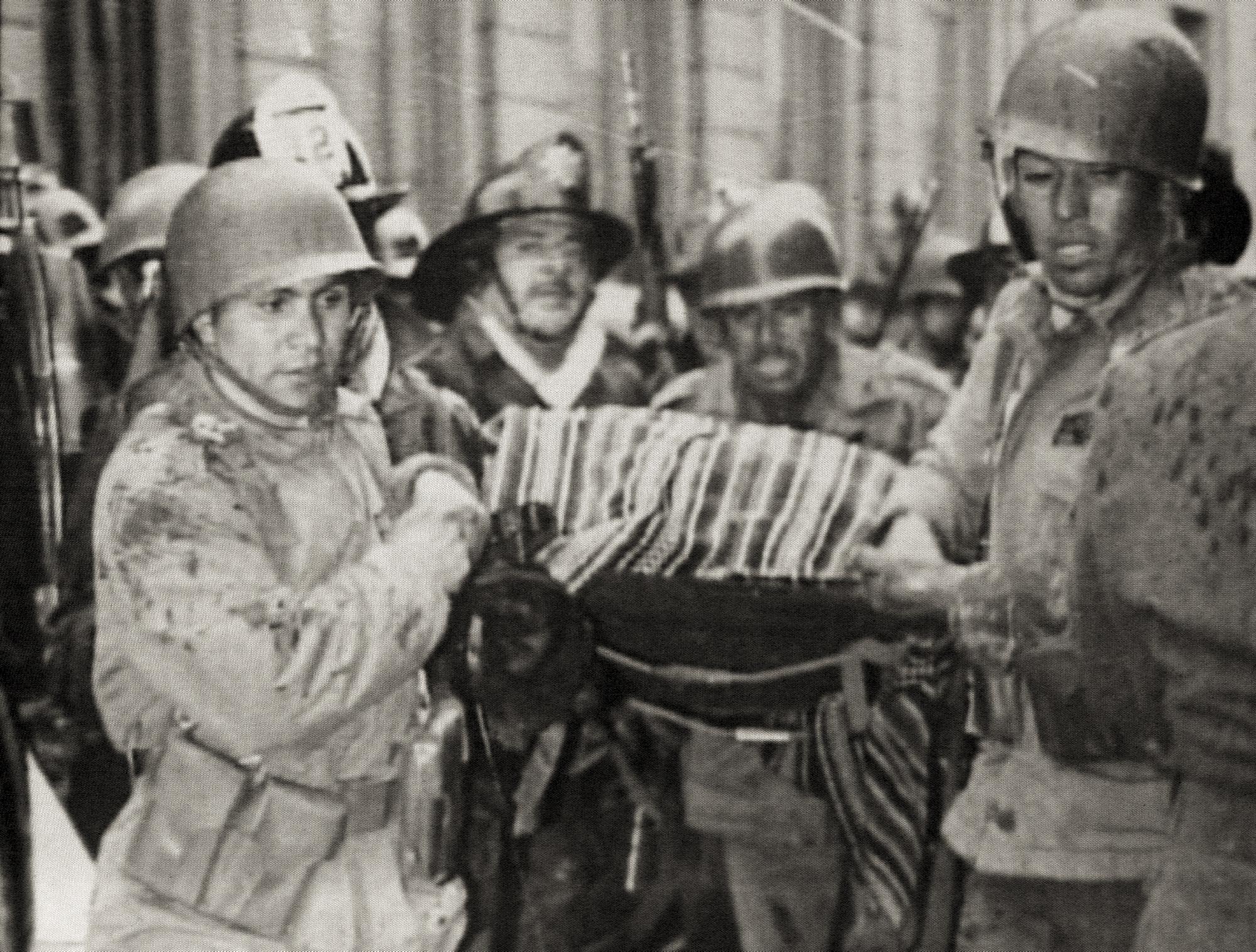 1973年9月11日智利發生軍事政變，軍人從莫內達宮（La Moneda）抬出總統阿言德的遺體。（東方IC）