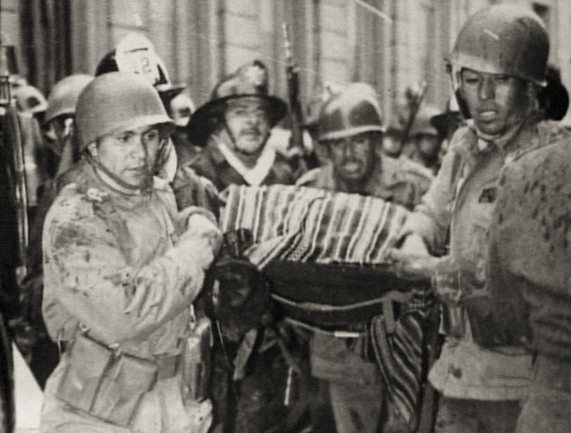 1973年9月11日智利發生軍事政變，軍人從莫內達宮（La Moneda）抬出總統阿言德的遺體。（東方IC）