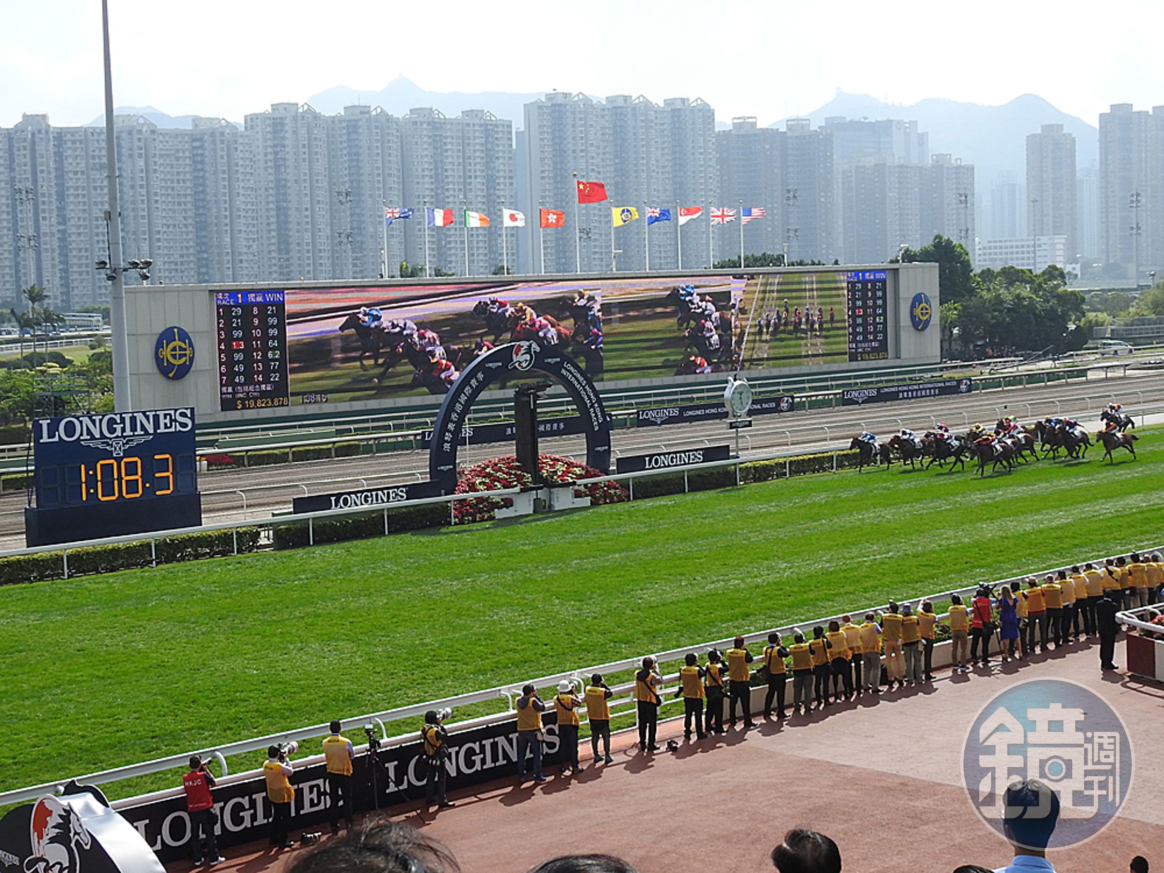 即將到達終點線的賽馬群，此時最是扣人心弦。