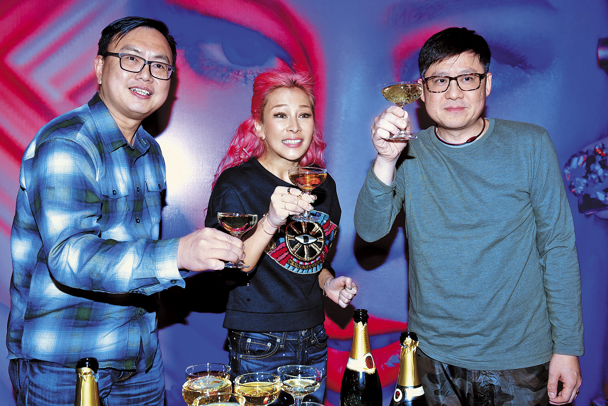 太陽娛樂執行董事Patrick（左一）是溫嵐簽太陽娛樂的重要推手，原本溫嵐對他信賴有加。