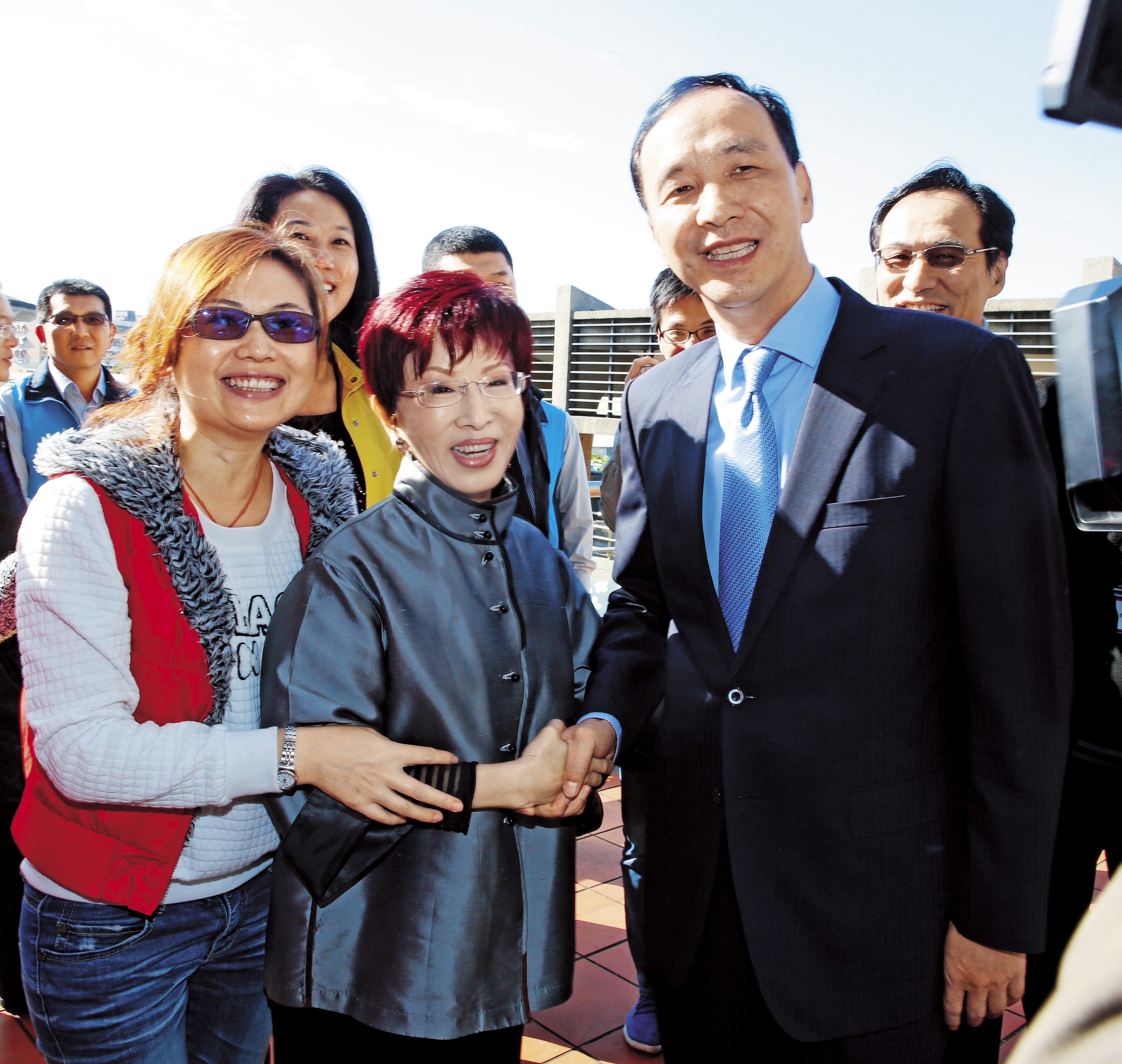 國民黨主席洪秀柱（前中）拉攏朱立倫（前右）靠向黨中央，近來結合朱在桃園既有的人脈強攻桃園議題。