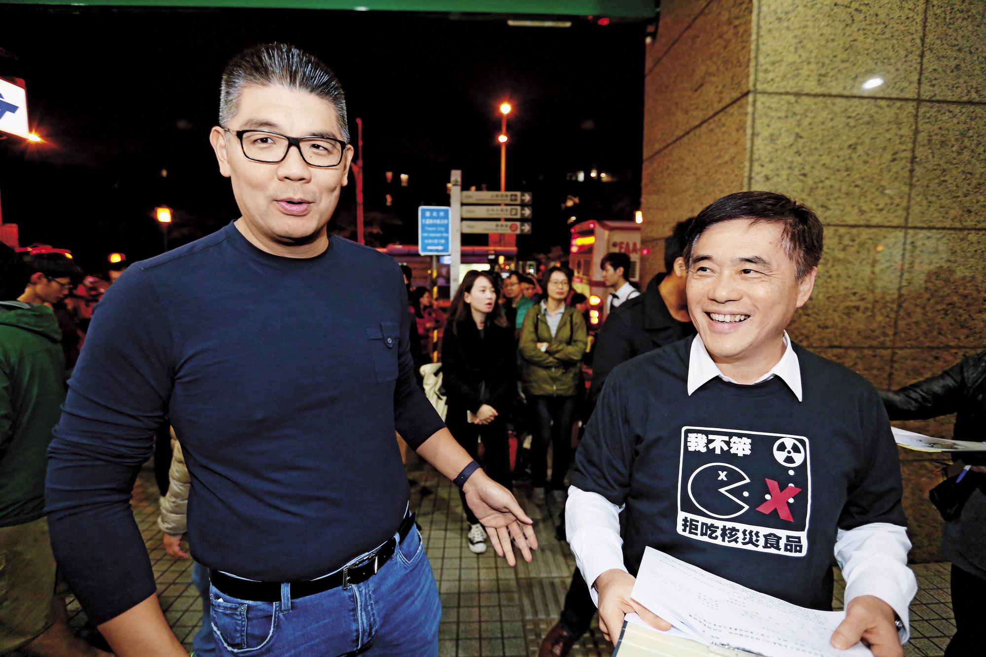 洪連結盟雖然已經成型,不過連勝文(左)個人也想擺脫政2代包袱,在反核食公投議題上助郝龍斌(右)一臂之力。