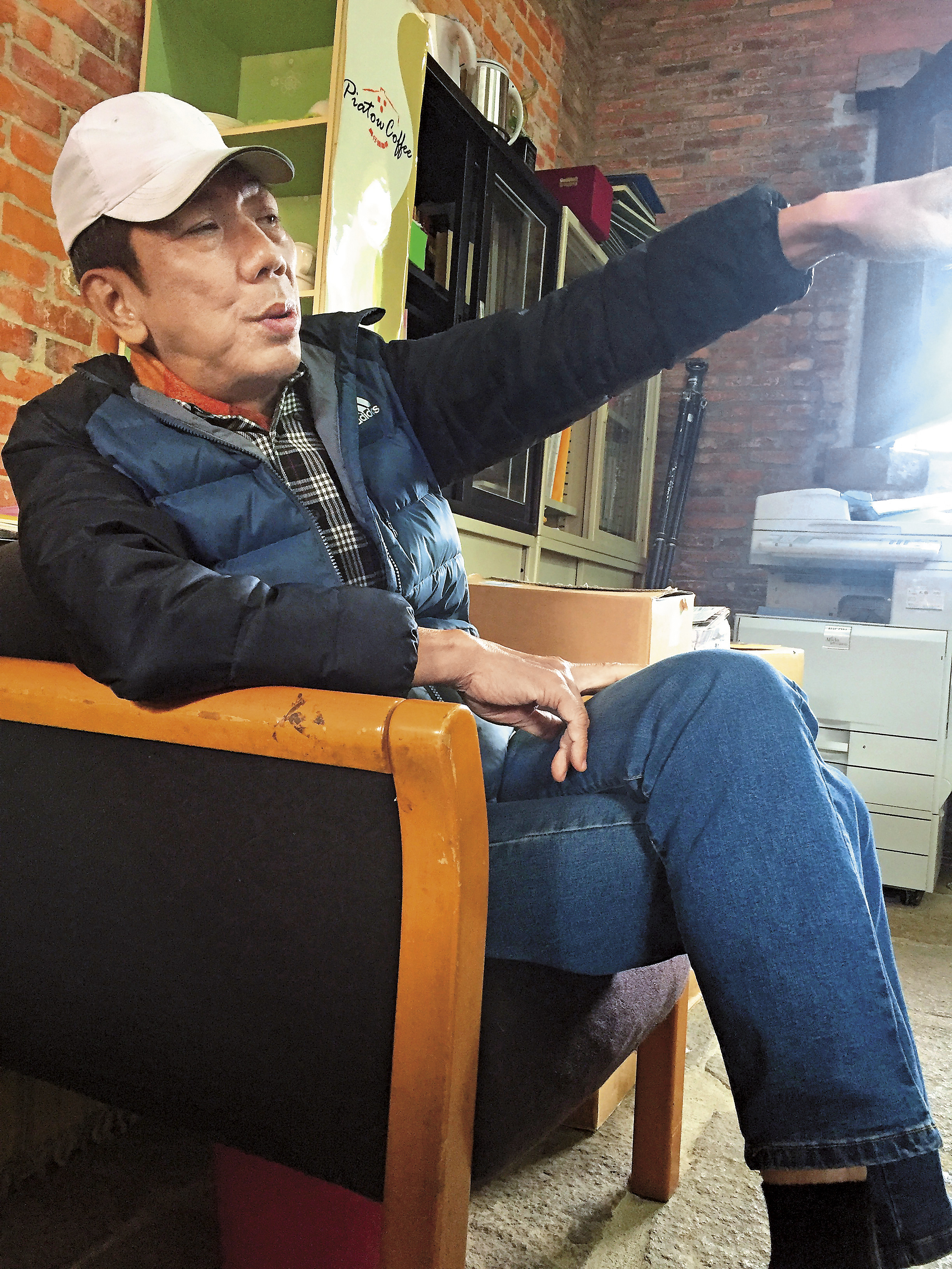 顏志新國小都沒畢業，原是「園丁」的他，竟一路爬到營運長位置。