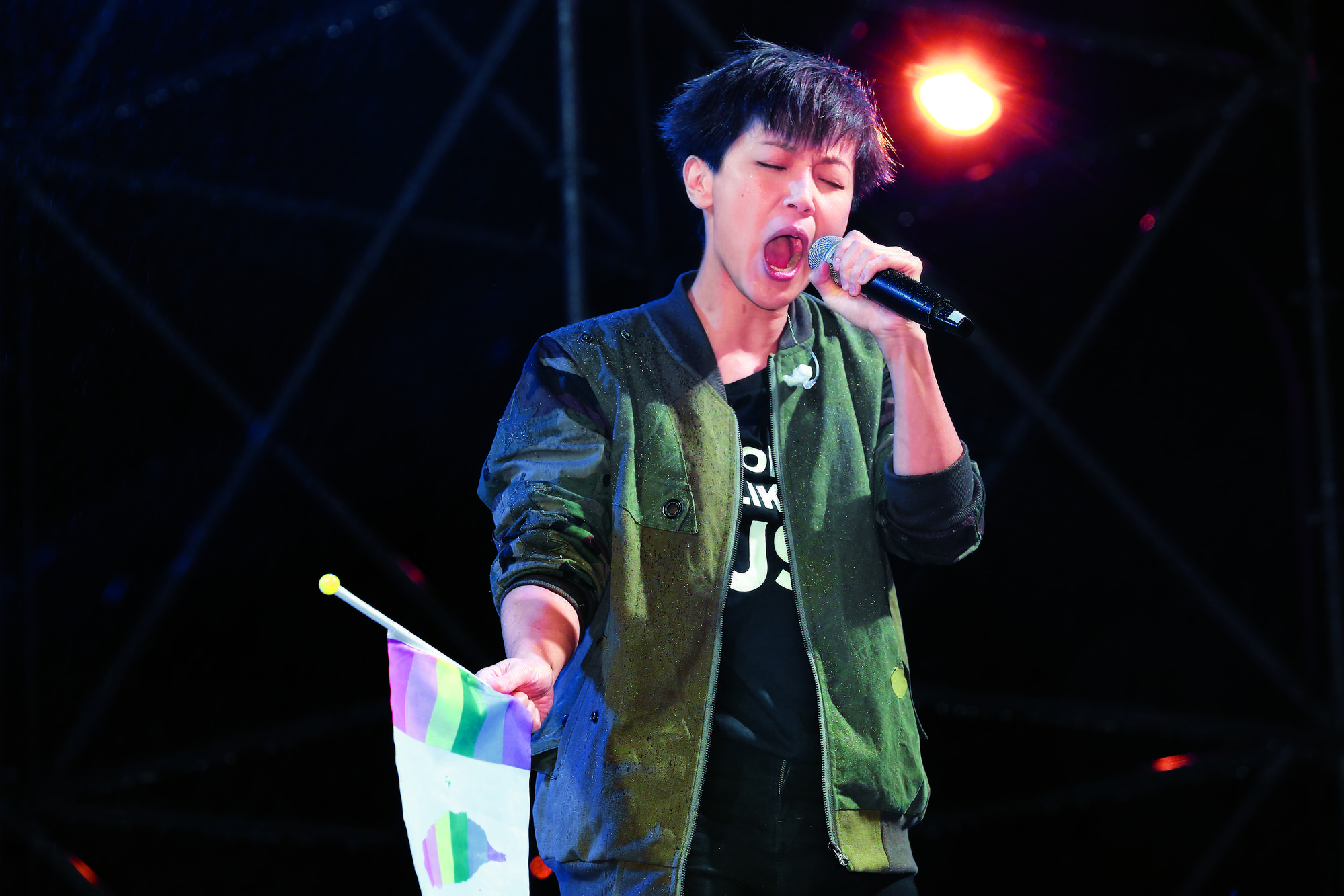 何韻詩專程搭機來台挺 婚姻平權,一曲〈勞斯萊 斯〉唱得全情投入。活 動結束立刻直奔機場返港,對台灣有情有義。