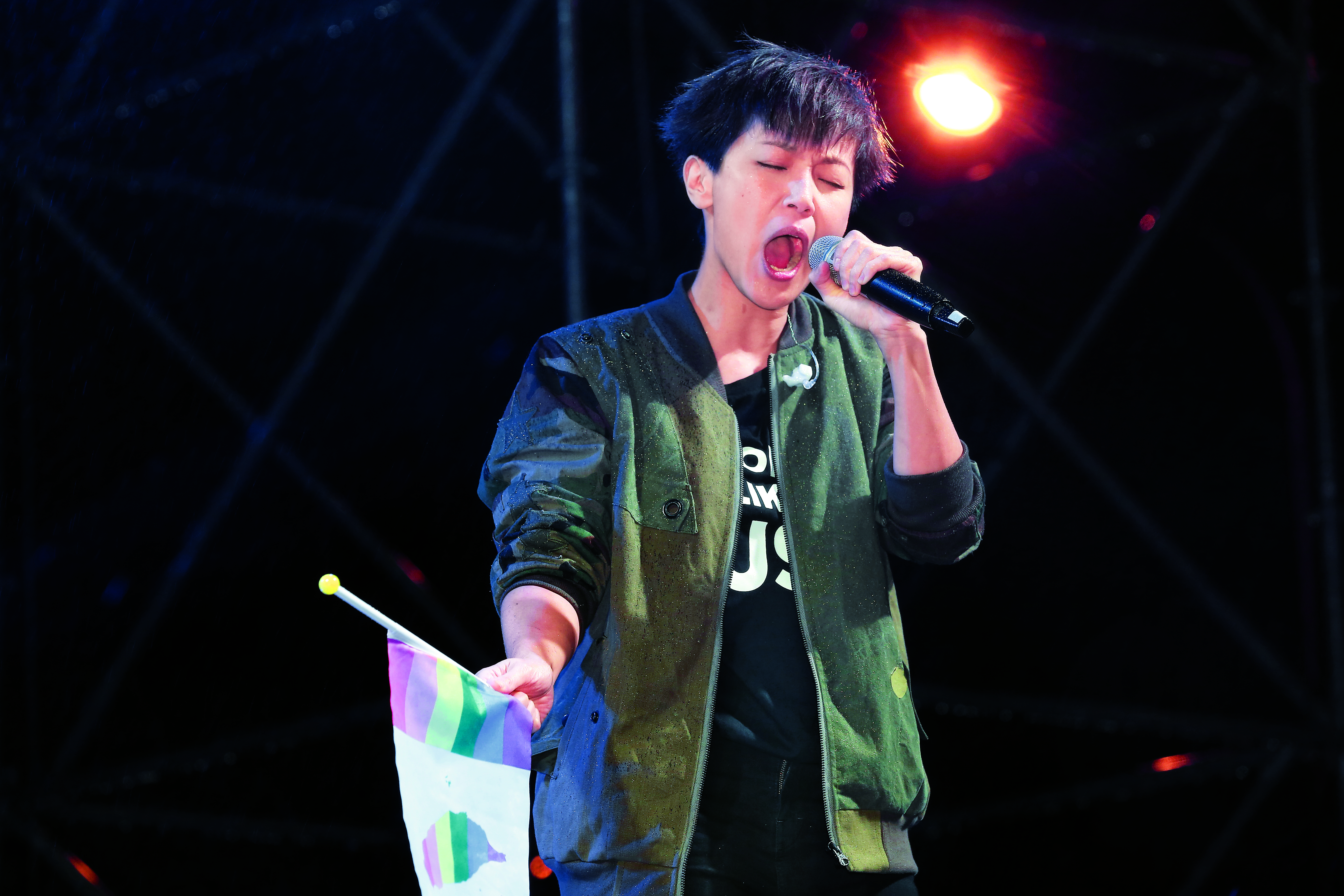 何韻詩專程搭機來台挺 婚姻平權,一曲〈勞斯萊 斯〉唱得全情投入。活 動結束立刻直奔機場返港,對台灣有情有義。