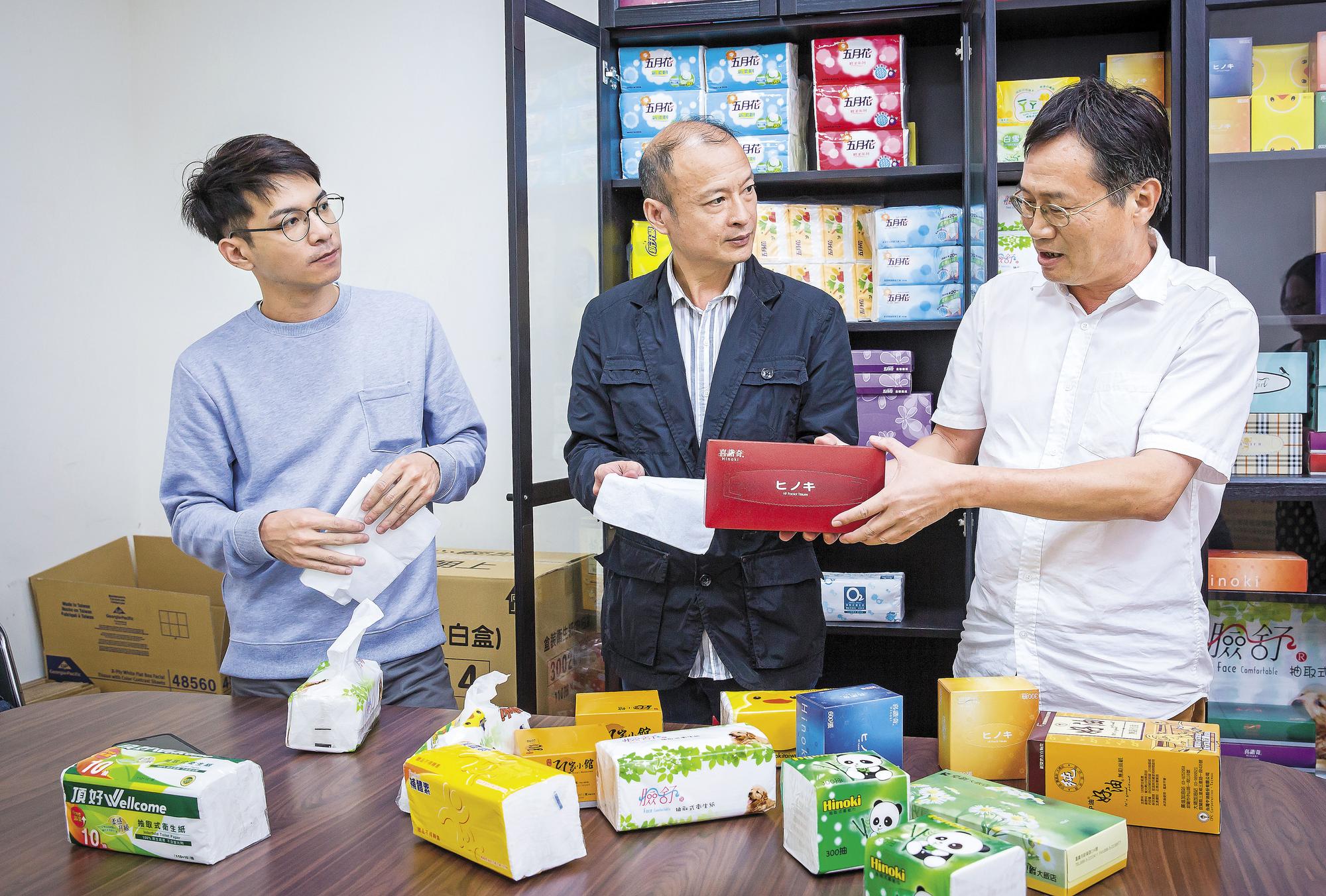 新豐生產品項多，會幫加油站等客製化贈品，負責廠務的長子吳駿邑（左）與新豐副總經理蔡璟輝（右），是吳新（中）得力左右手。