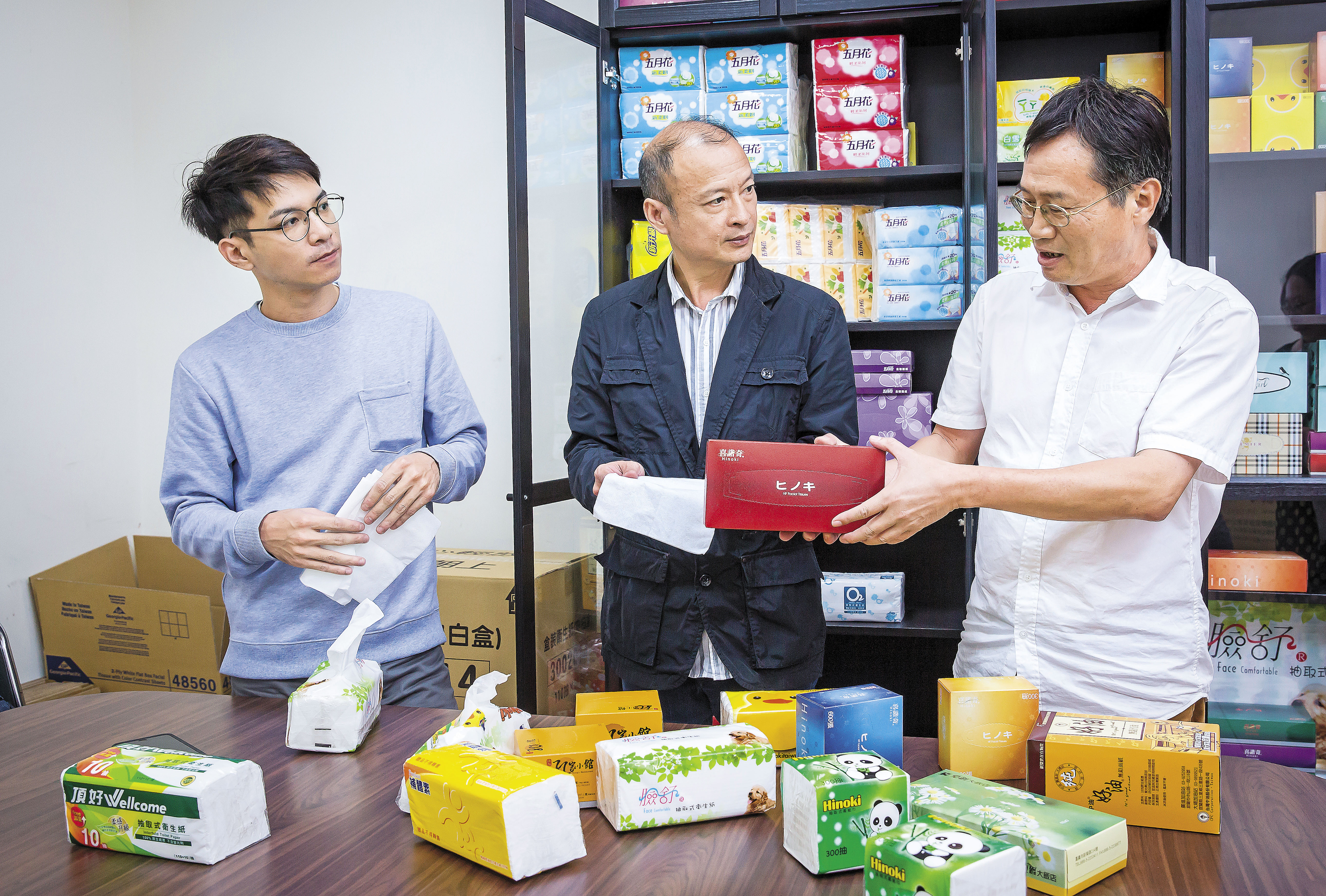 新豐生產品項多,會幫加油站等客製化贈品,負責廠務的長子吳駿邑(左)與新豐副總經理蔡璟輝(右),是吳新(中)得力左右手。