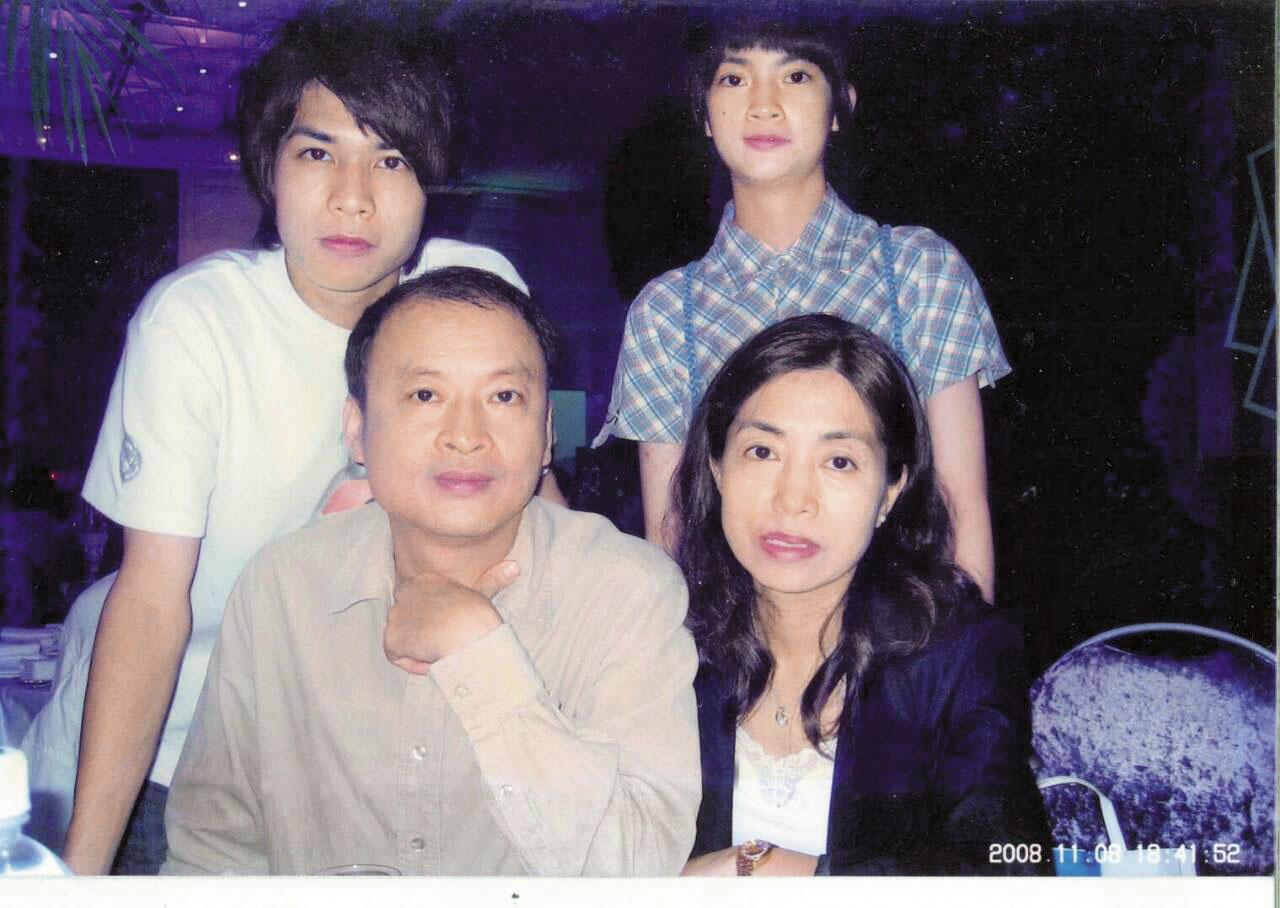 吳新力圖振作後，與前妻（前右）破鏡重圓，一雙兒女也加入公司團隊。 （吳新提供）