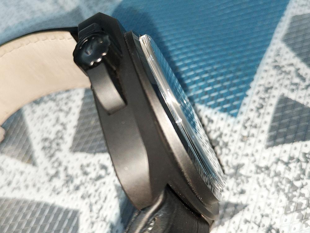 因為採用了現在最夯的氧化鋯陶瓷材質,所以在重量上大約是不鏽鋼的60%左右,跟鈦金屬差不多,既不會像鐵塊般重手,也不會如以往的陶瓷材質般輕到沒有存在感。各位有沒有覺得這個角度看起來很像某「P」牌的錶啊...