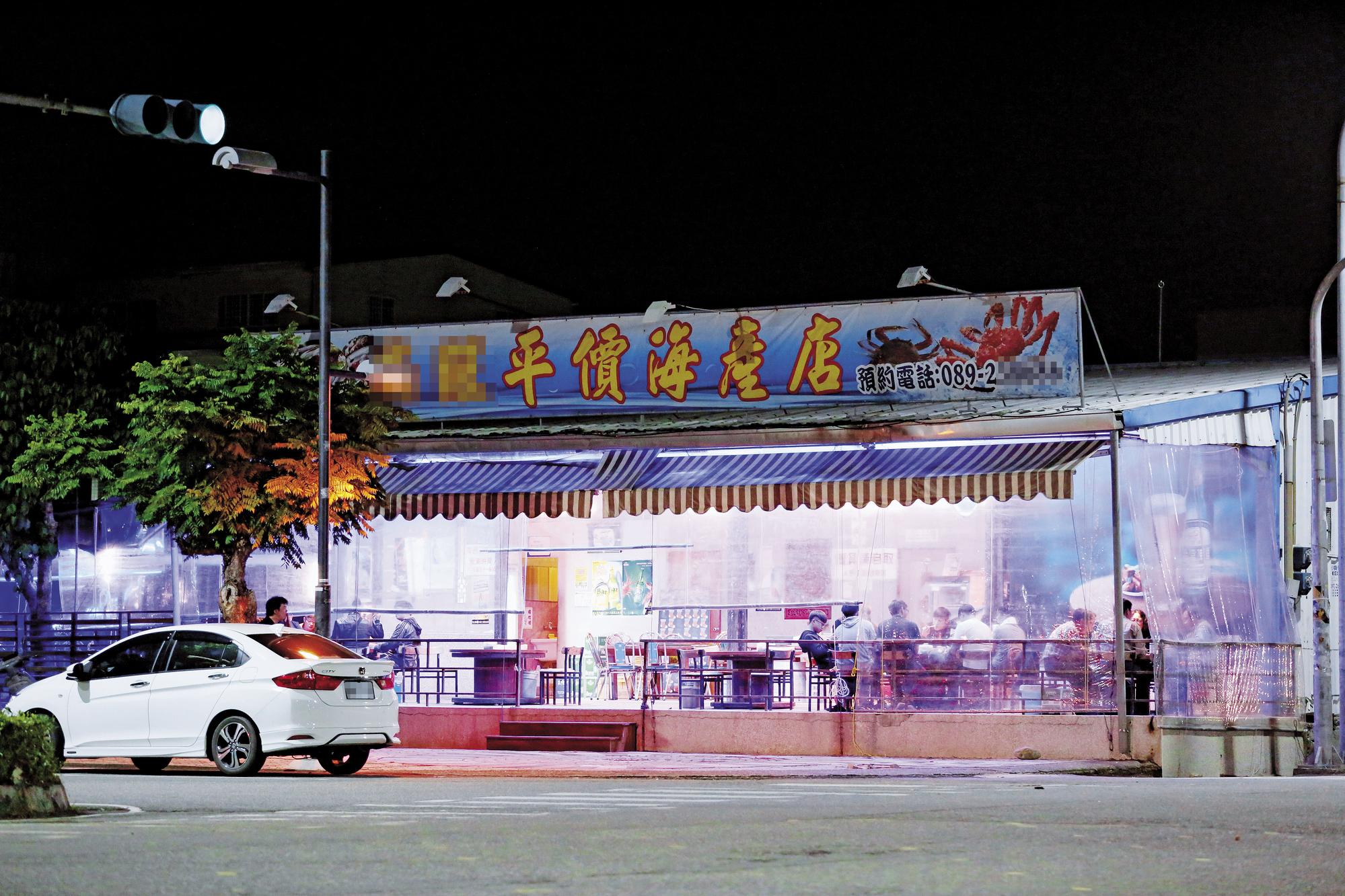 郭家在台東的海產店生意興隆，郭女畢業後也曾在店內幫忙，不少客人都知道店家有位漂亮女兒。