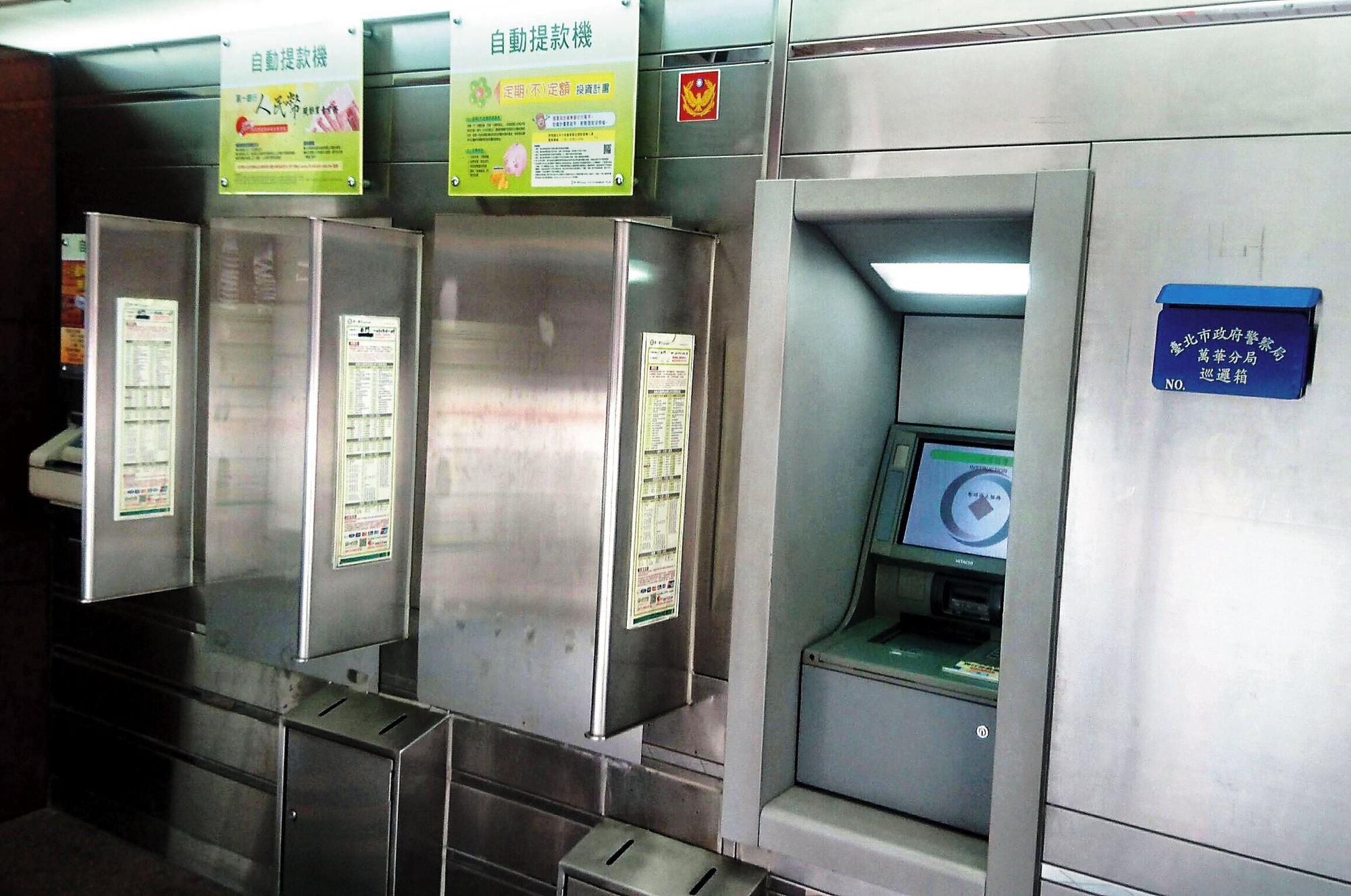 神祕台灣男子站在一銀提款機前,只花26秒就確認病毒入侵成功,順利開啟提款機,檢警將循線逮人。