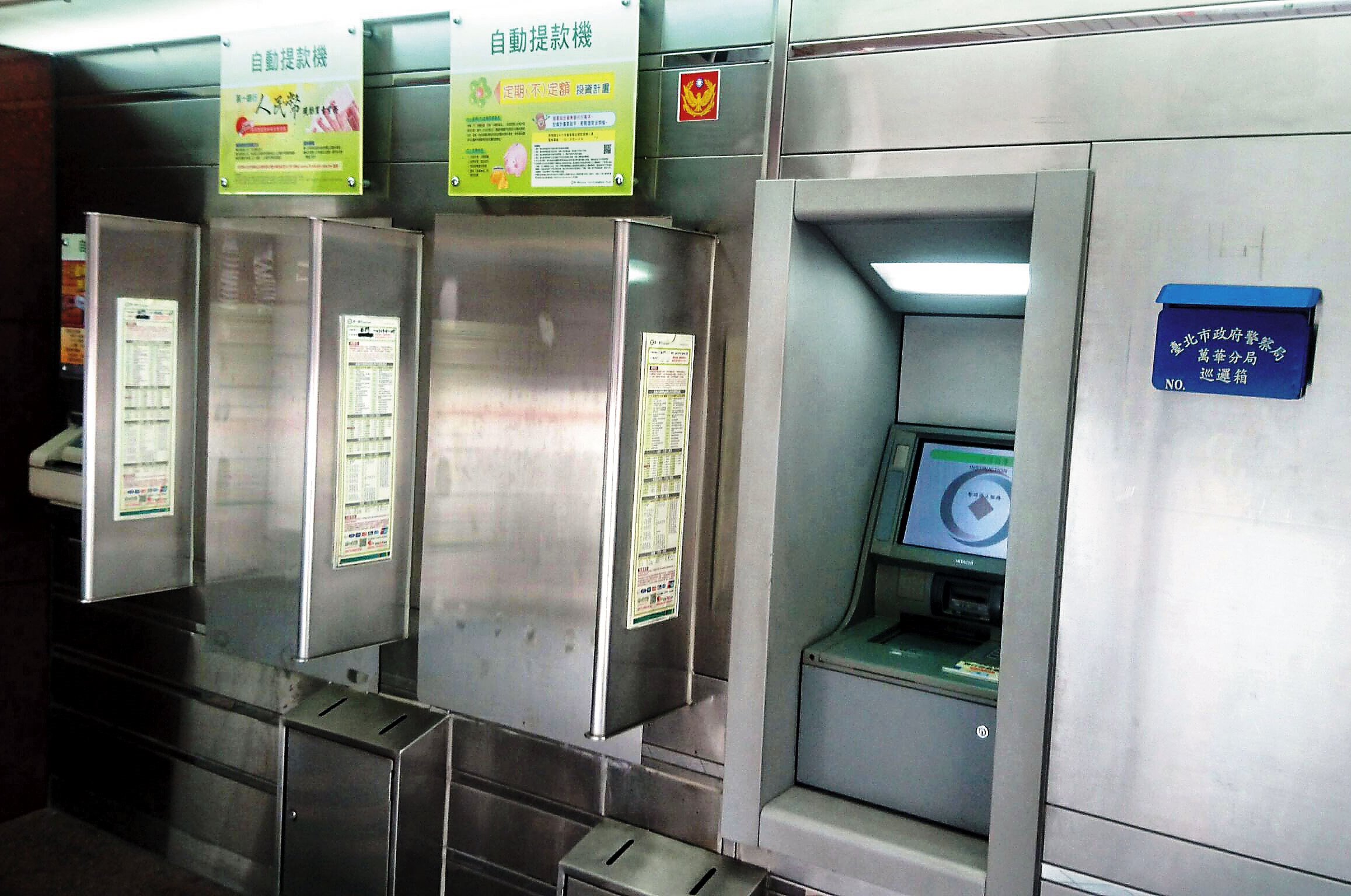 神祕台灣男子站在一銀提款機前，只花26秒就確認病毒入侵成功，順利開啟提款機，檢警將循線逮人。