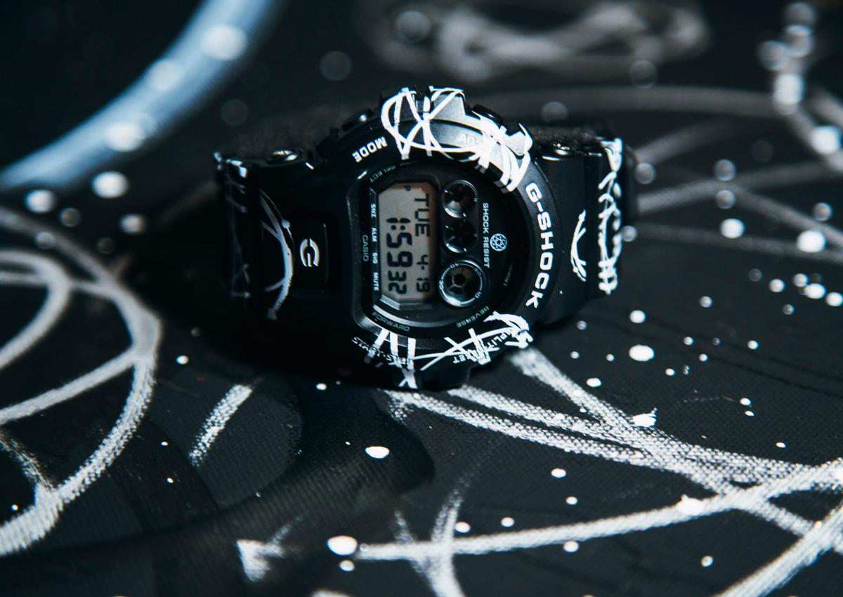 G-SHOCK擅長與接頭藝術家合作。這次與紐約塗鴉藝術家Futura攜手合作,白色塗鴉線條與黑色錶殼錶帶形成強烈對比,展現街頭潮流風格。定價NT$ 5,000。