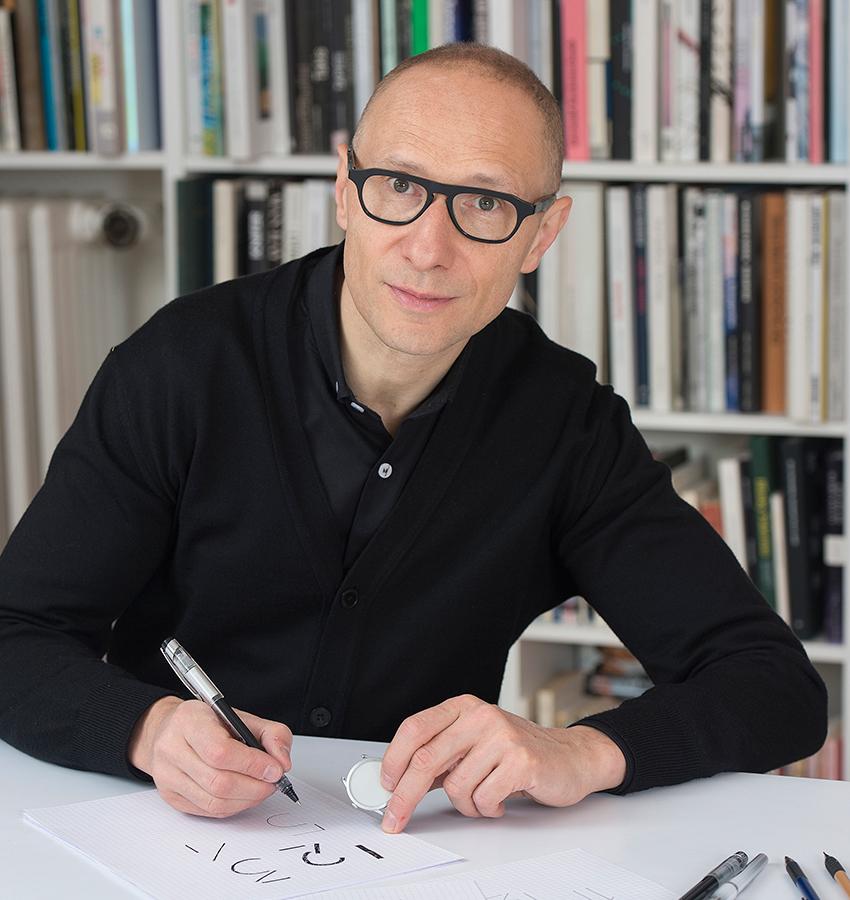 Philippe Apeloig是一名字體設計師,為客戶量身打造專屬字體。
