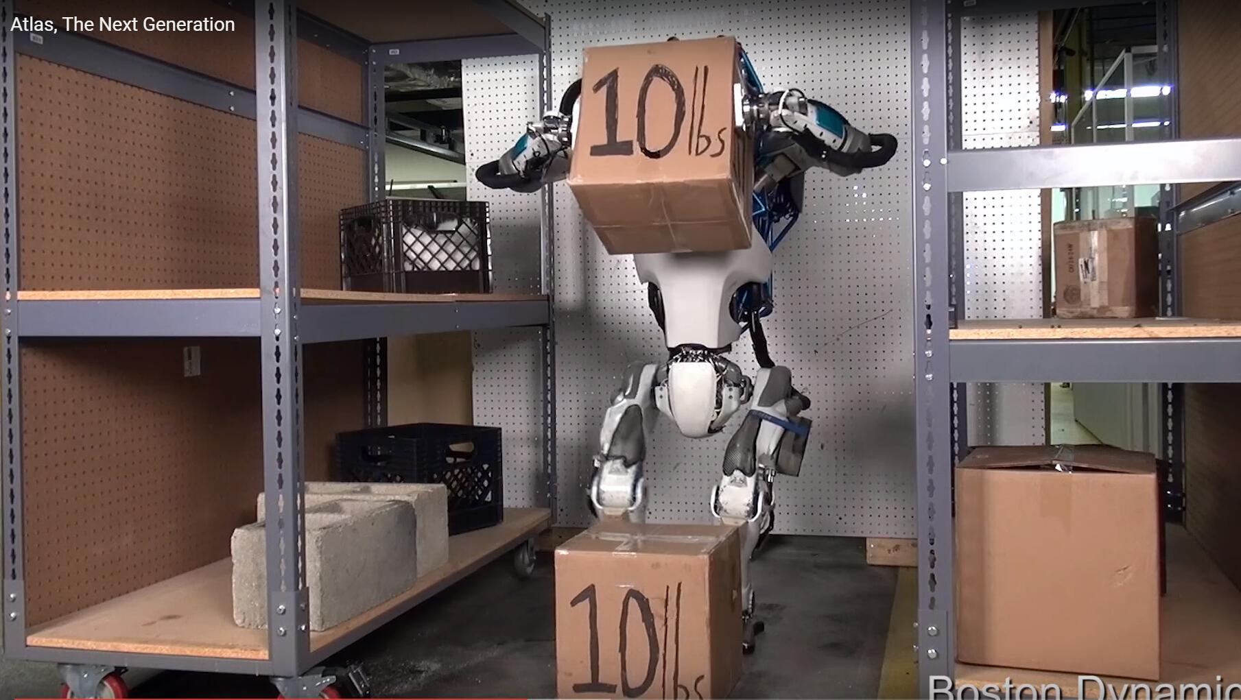 谷歌旗下的波士頓動力學公司(Boston Dynamics)研發的機器人Atlas可輕鬆拿起重物到貨架上。(畫面取自東方IC)