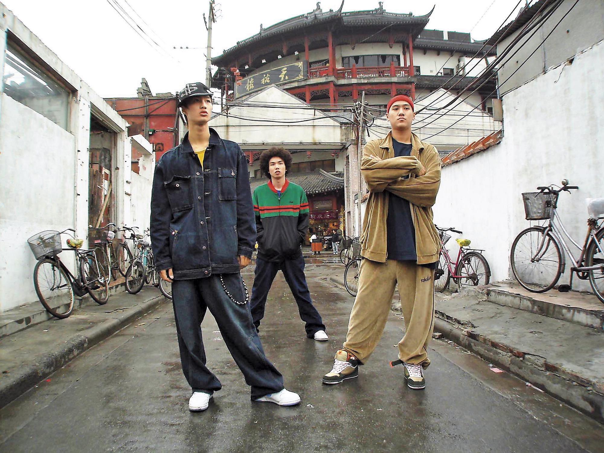 李英宏（左）10年前曾是團體「大囍門」的成員，造型跟曲風當時蔚為話題，但也讓李英宏有近10年時間不寫嘻哈曲風。（讀者提供）