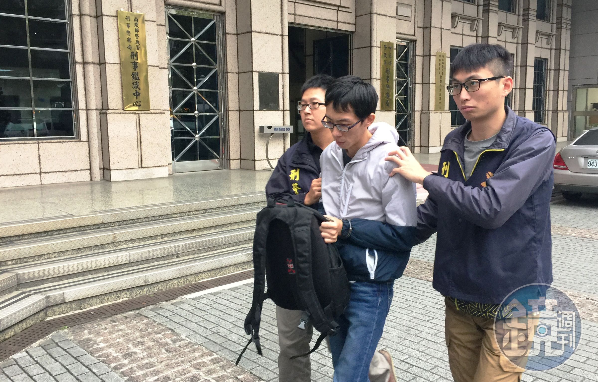 潘嫌（中）躲在網路後靠「面交」一直騙，這次終於栽在被害人的手裡。