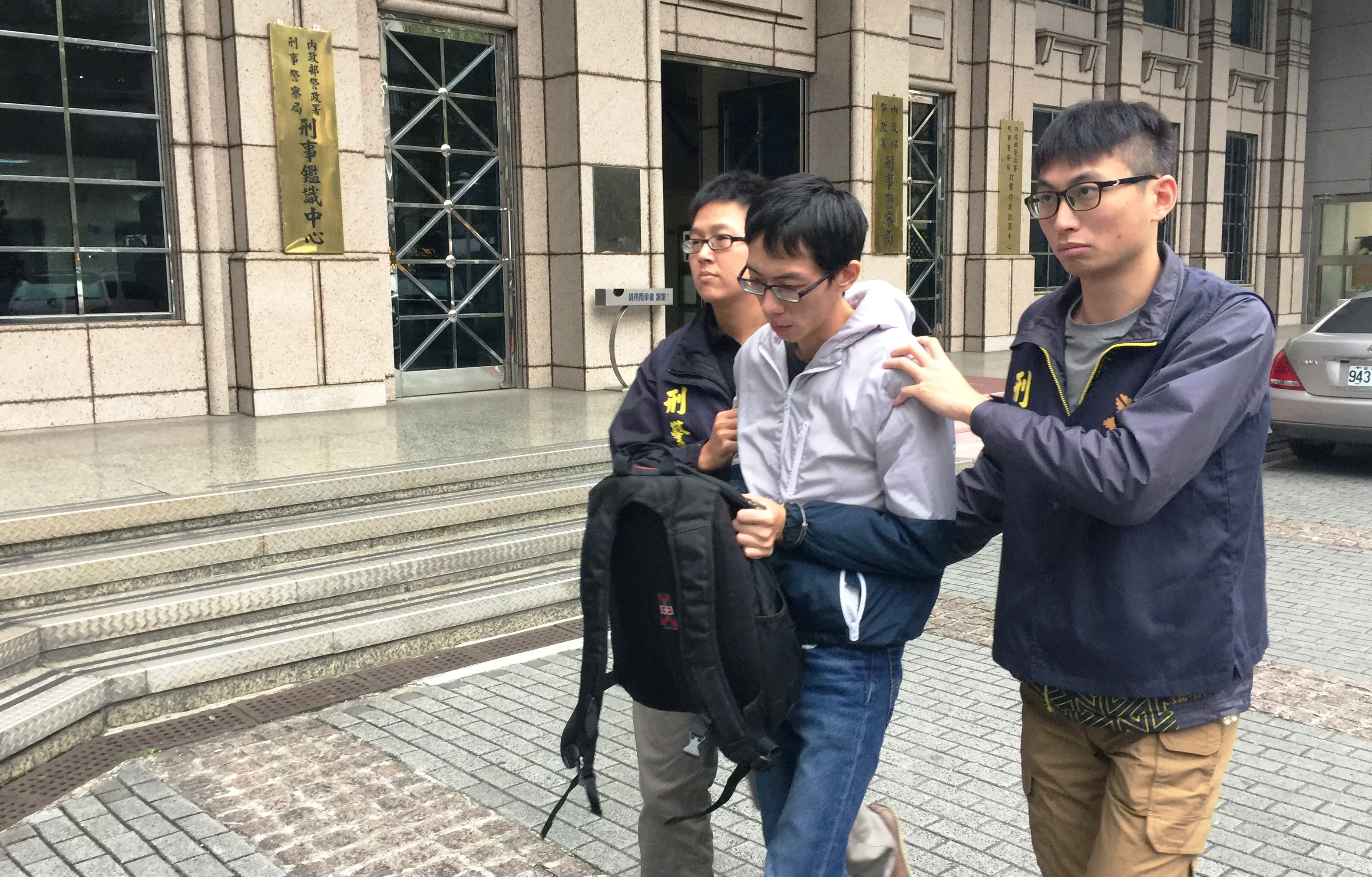 潘嫌（中）躲在網路後靠「面交」一直騙，這次終於栽在被害人的手裡。