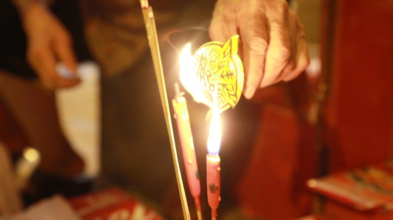 神婆打小人的工具之一:剪紙白虎。