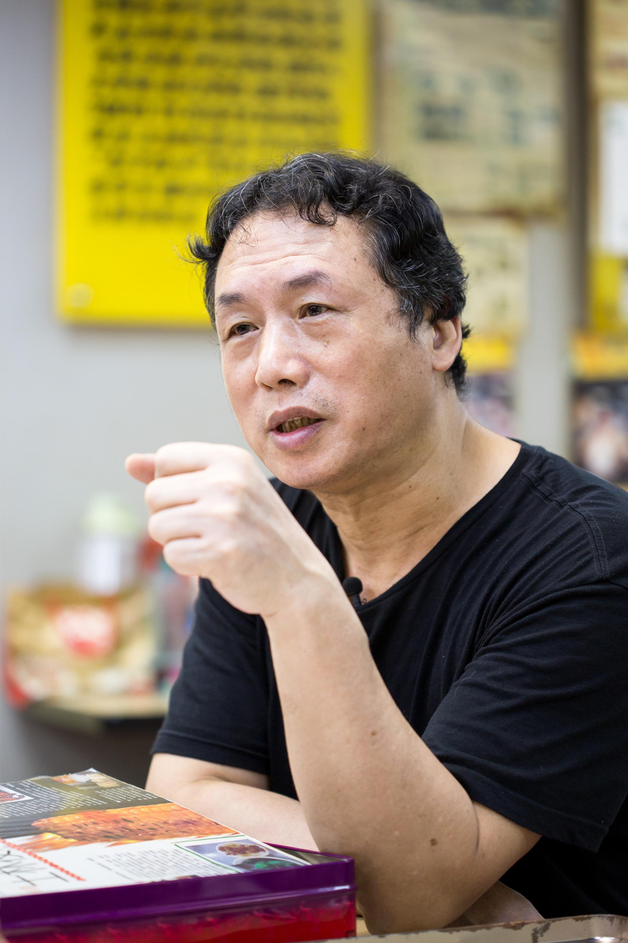 號稱台灣十全排骨始祖海友十全排骨老闆蔡松田說,由他父親蔡文宗與叔叔劉輝雄改良的湯頭,因將苦澀湯頭改良成甘甜味才取名「十全排骨」。
