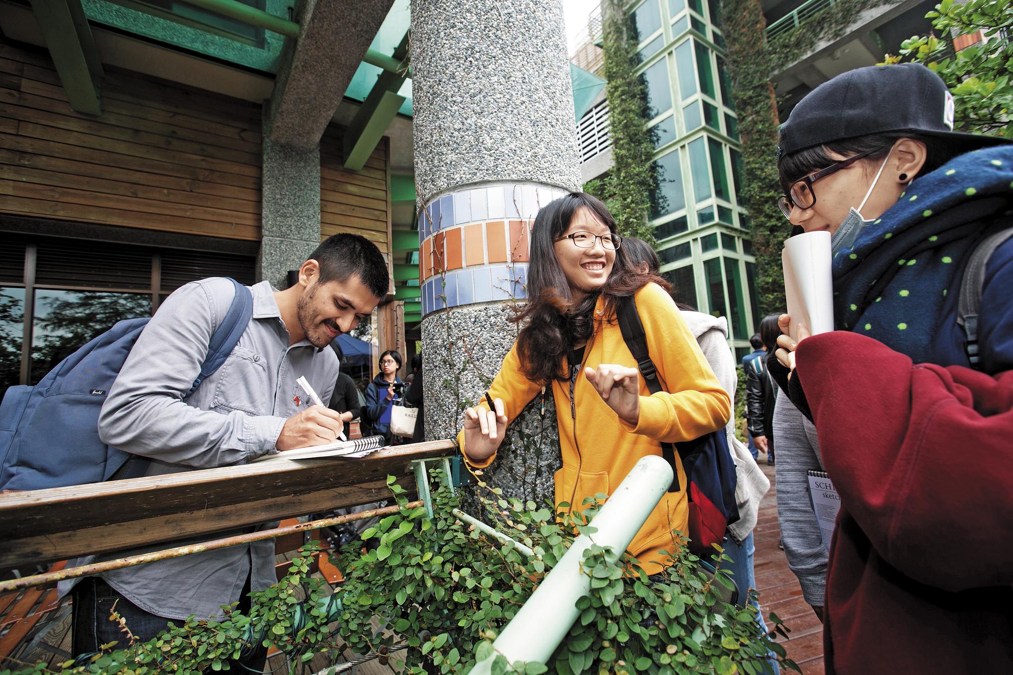 台灣粉絲迫不及待地遞上素描給奧索里歐（左）簽名，他每次都會畫一隻小熊作為回禮。