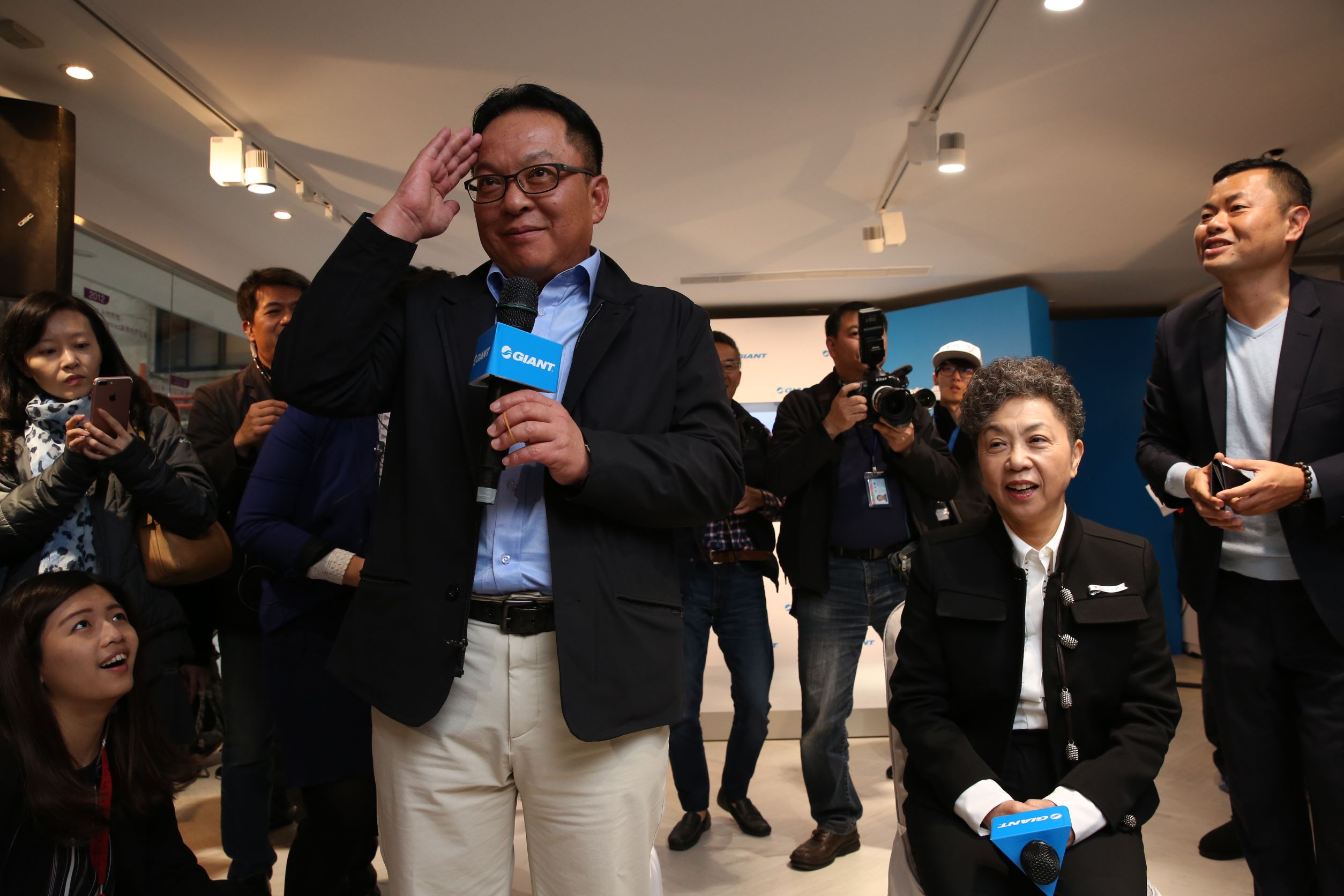 劉湧昌認為，在積極發展線上的同時，也要注意沒有品牌可以在虛擬上建立，因為線上是買不到溫度的。