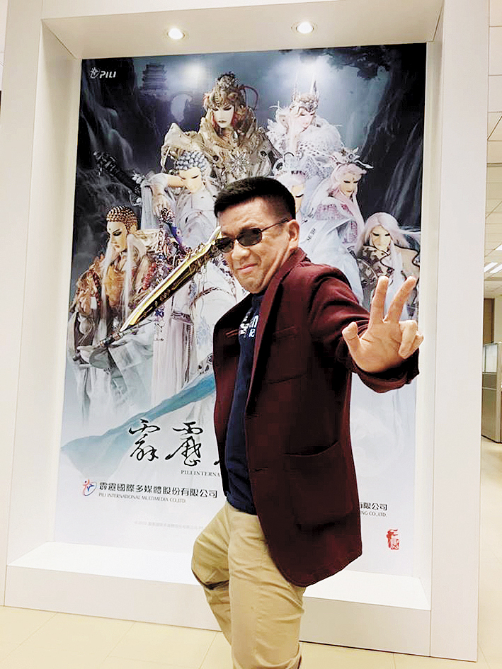 虛淵玄是日本知名編劇，他2014年來台參加國際動漫節，因緣際會和霹靂合作《東離》。（翻攝自《東離》臉書）