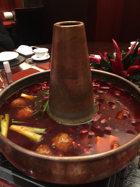 大陸麻辣鍋的鍋底是油汪汪的一片，重慶用的是牛油，成都愛用菜籽油。