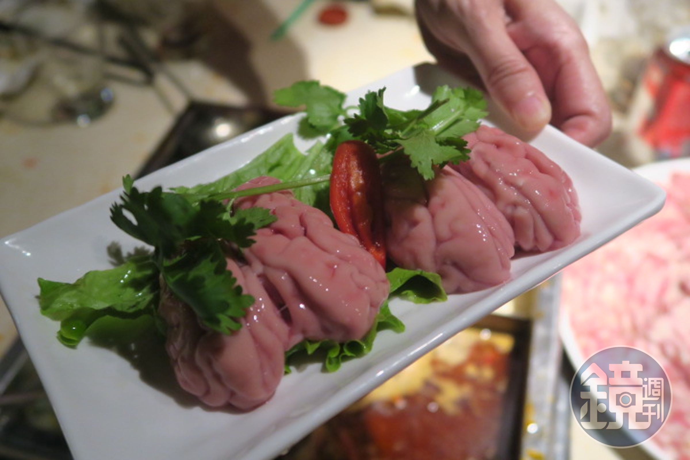 「腦花」也就是豬腦，是四川人最愛的火鍋料，煮辣鍋非常美味，有點近似白子，可惜很難在台灣的火鍋料中找到蹤影。