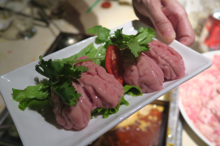 「腦花」也就是豬腦，是四川人最愛的火鍋料，煮辣鍋非常美味，有點近似白子，可惜很難在台灣的火鍋料中找到蹤影。