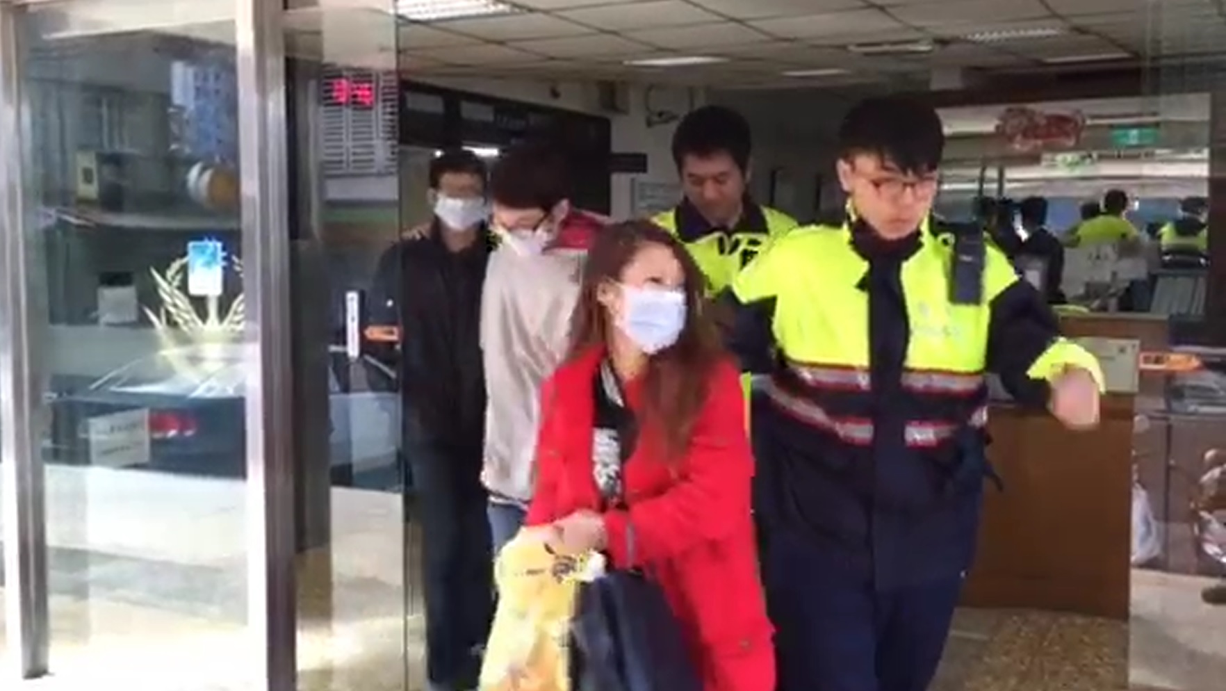 小鮮肉「毒」尬老闆娘　豬隊友害男友又害女友