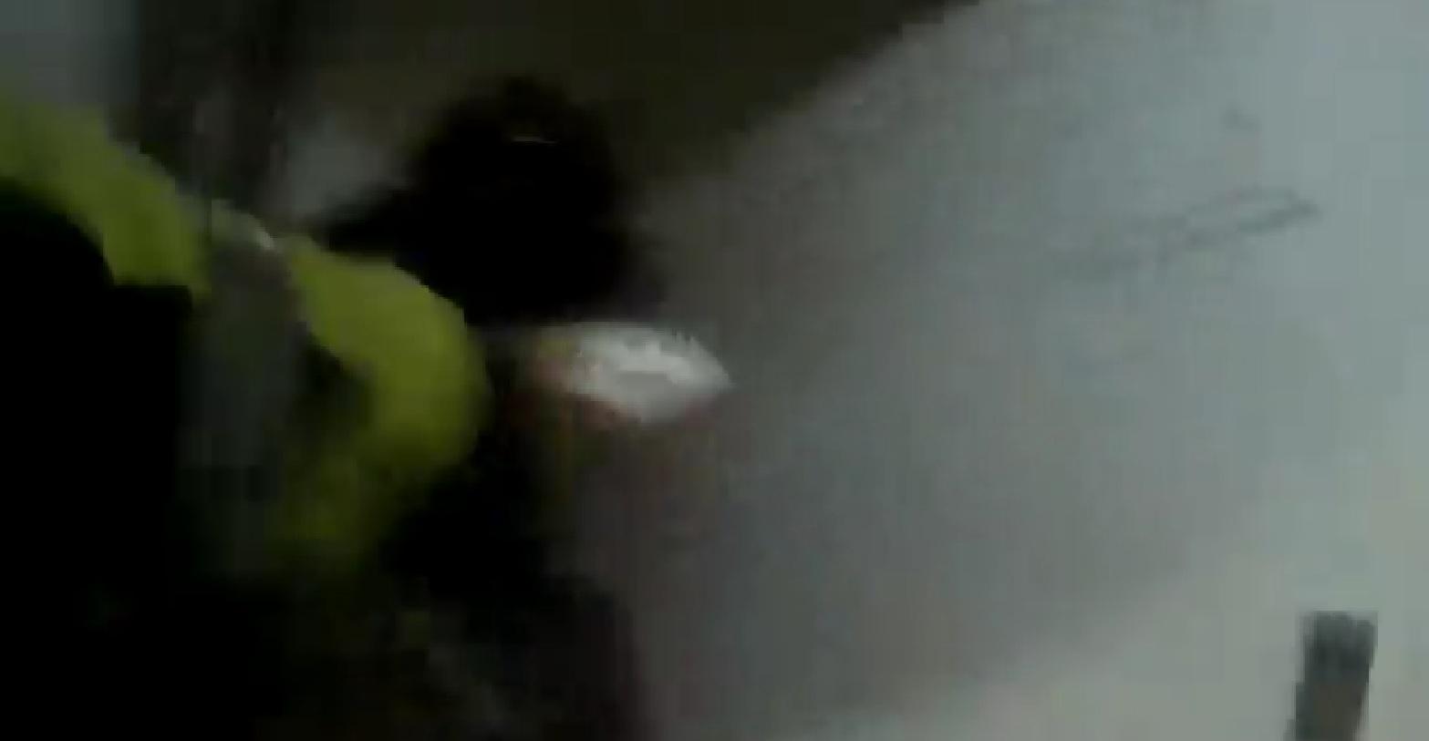 林男見警盤查便狂奔回6樓租屋處,仍被緊追員警逮捕。(警方提供)