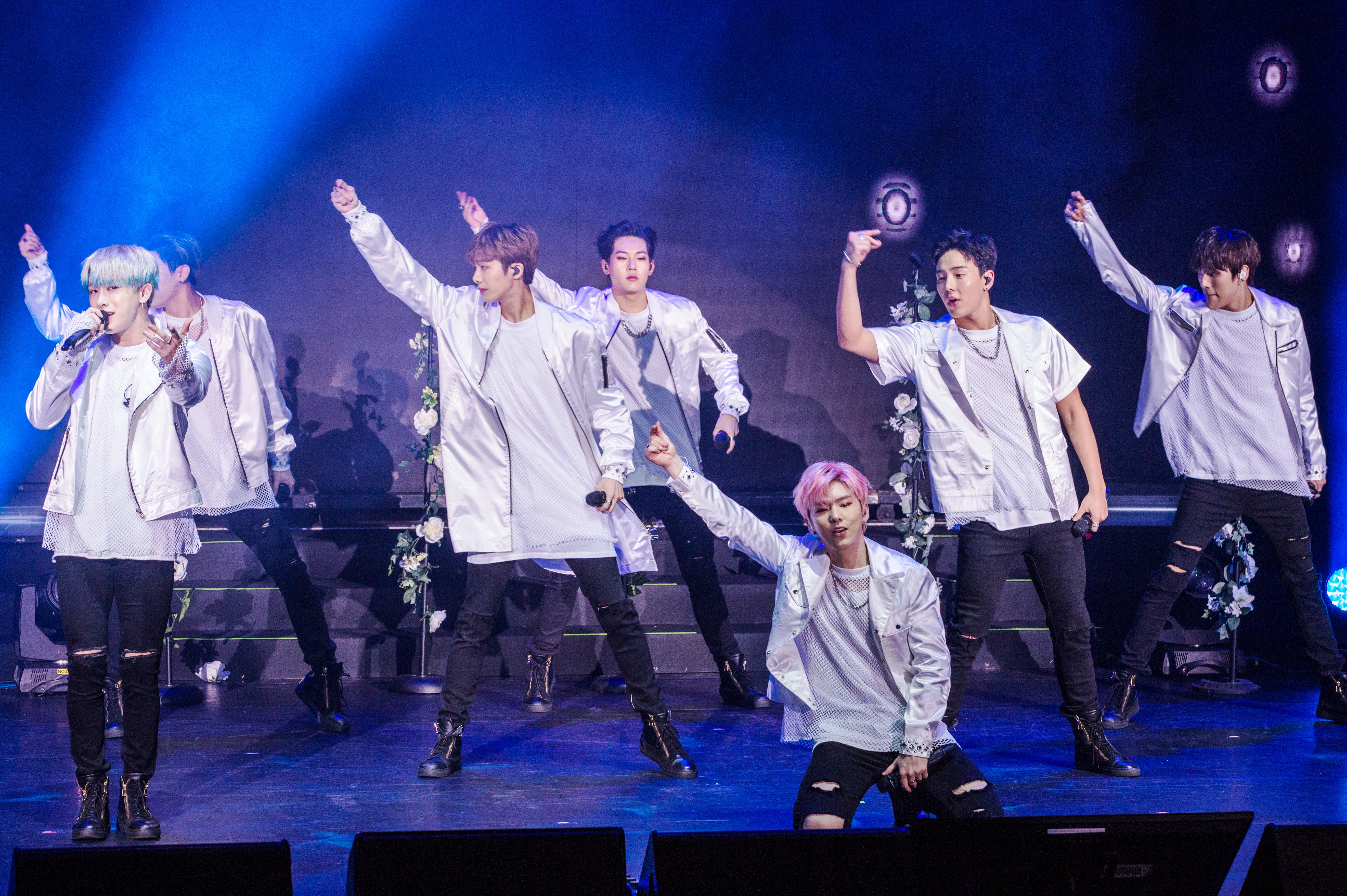 MONSTA X唱王力宏《美》　送玫瑰直達3樓