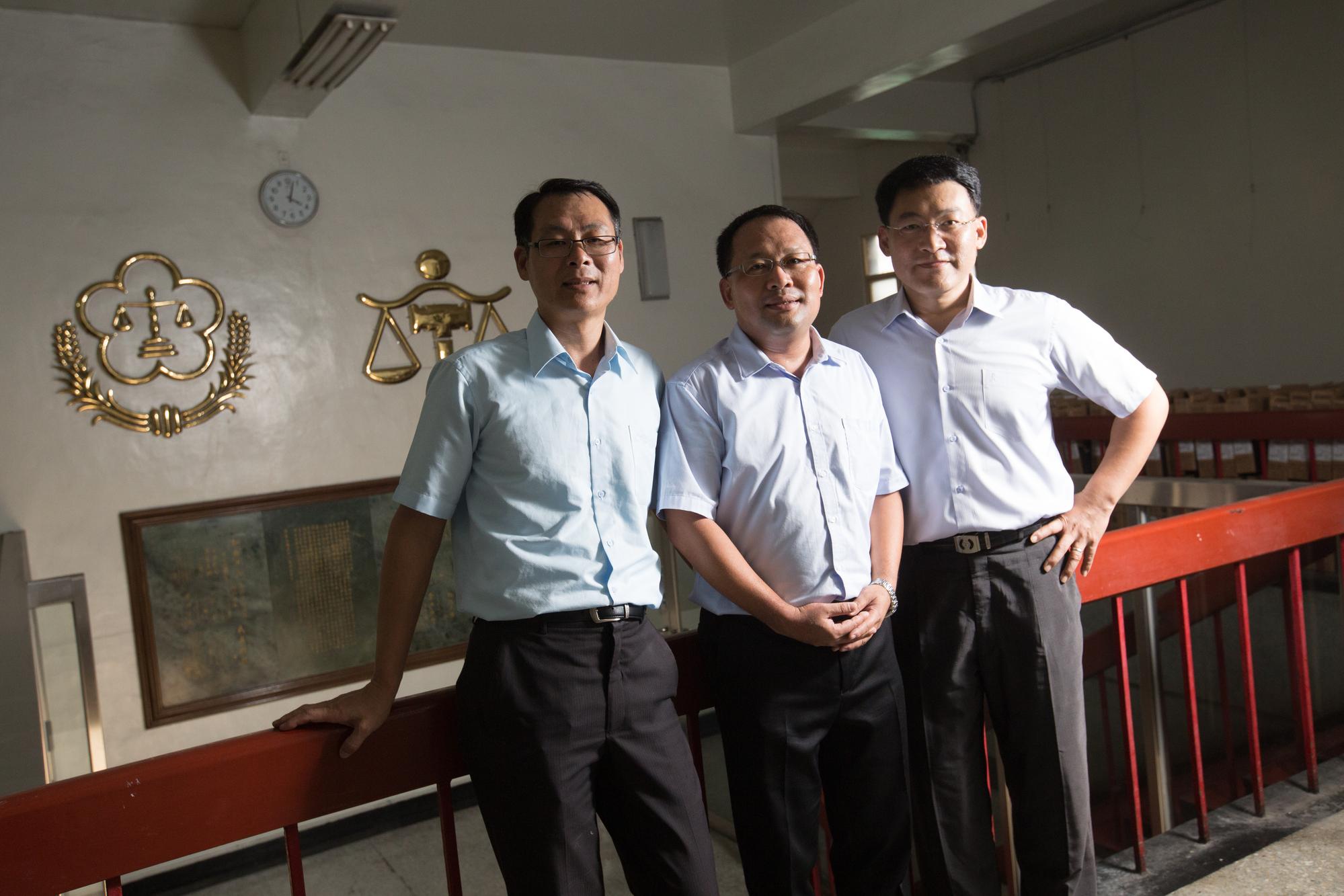 董良造(左起)、葉建成、鄭智文是彰化地檢署偵辦食安與環保案件的多年搭檔。