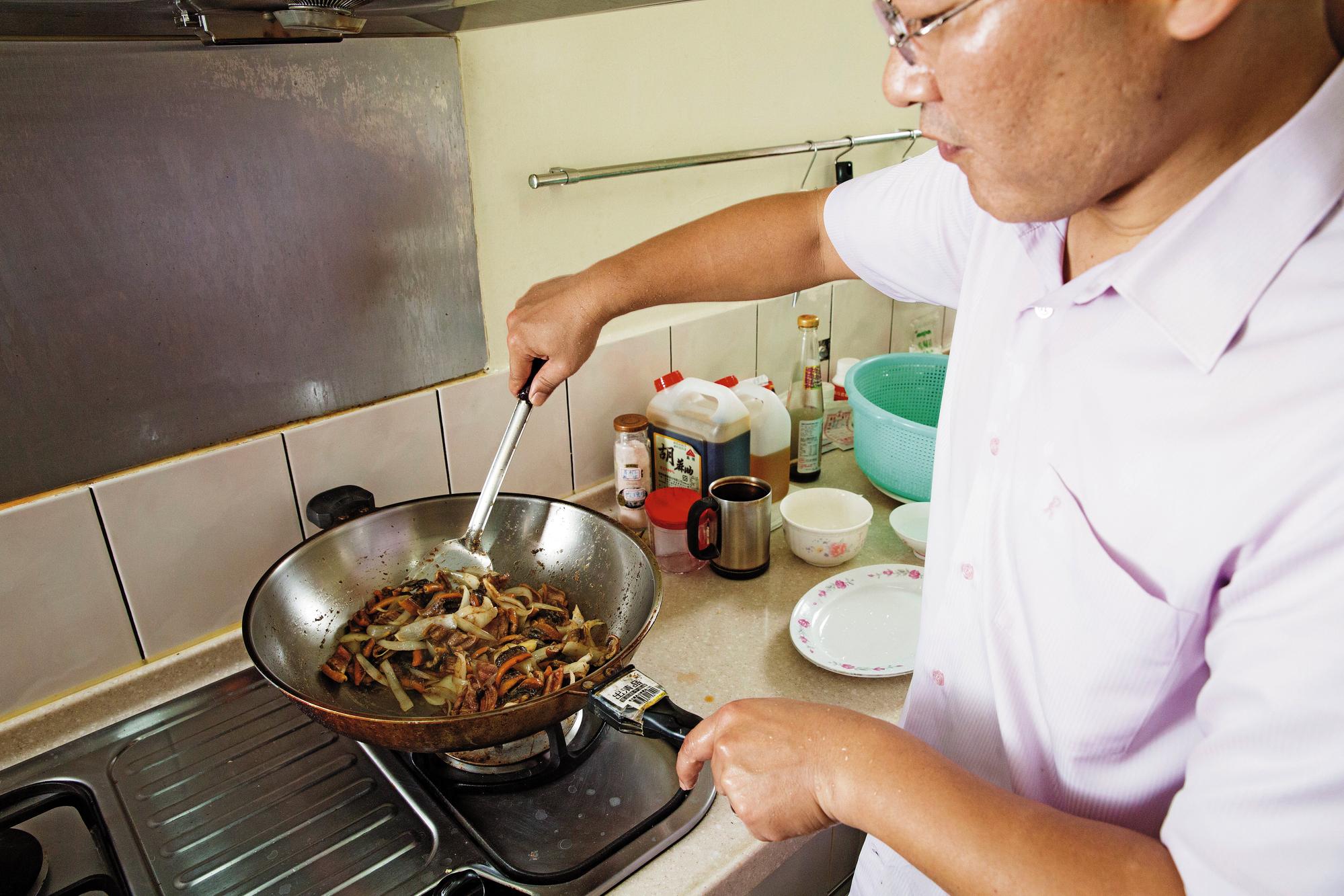 怕小孩經常外食危害健康,鄭智文有空便下廚,他動作快廚藝佳,這道炒鱔魚不輸台南名店。