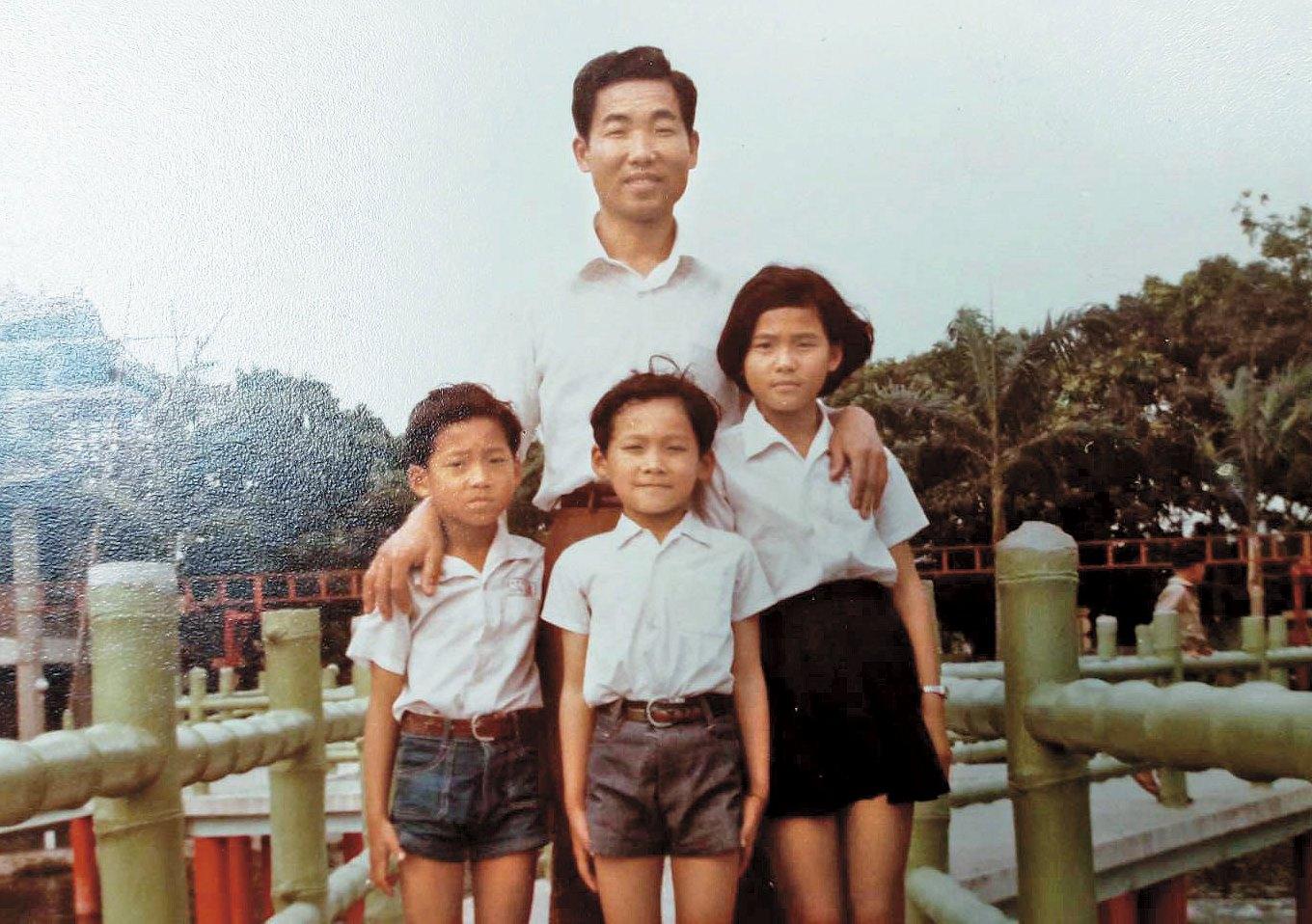 父親與哥哥、姊姊。鄭智文笑說,大頭者(中)便是他,他從小長得比哥哥高胖。(鄭智文提供)