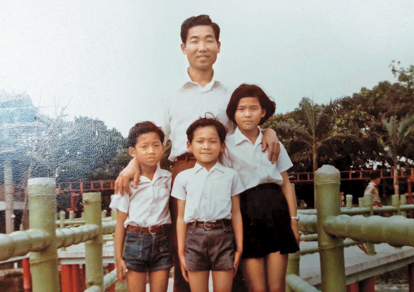 父親與哥哥、姊姊。鄭智文笑說，大頭者（中）便是他，他從小長得比哥哥高胖。（鄭智文提供）