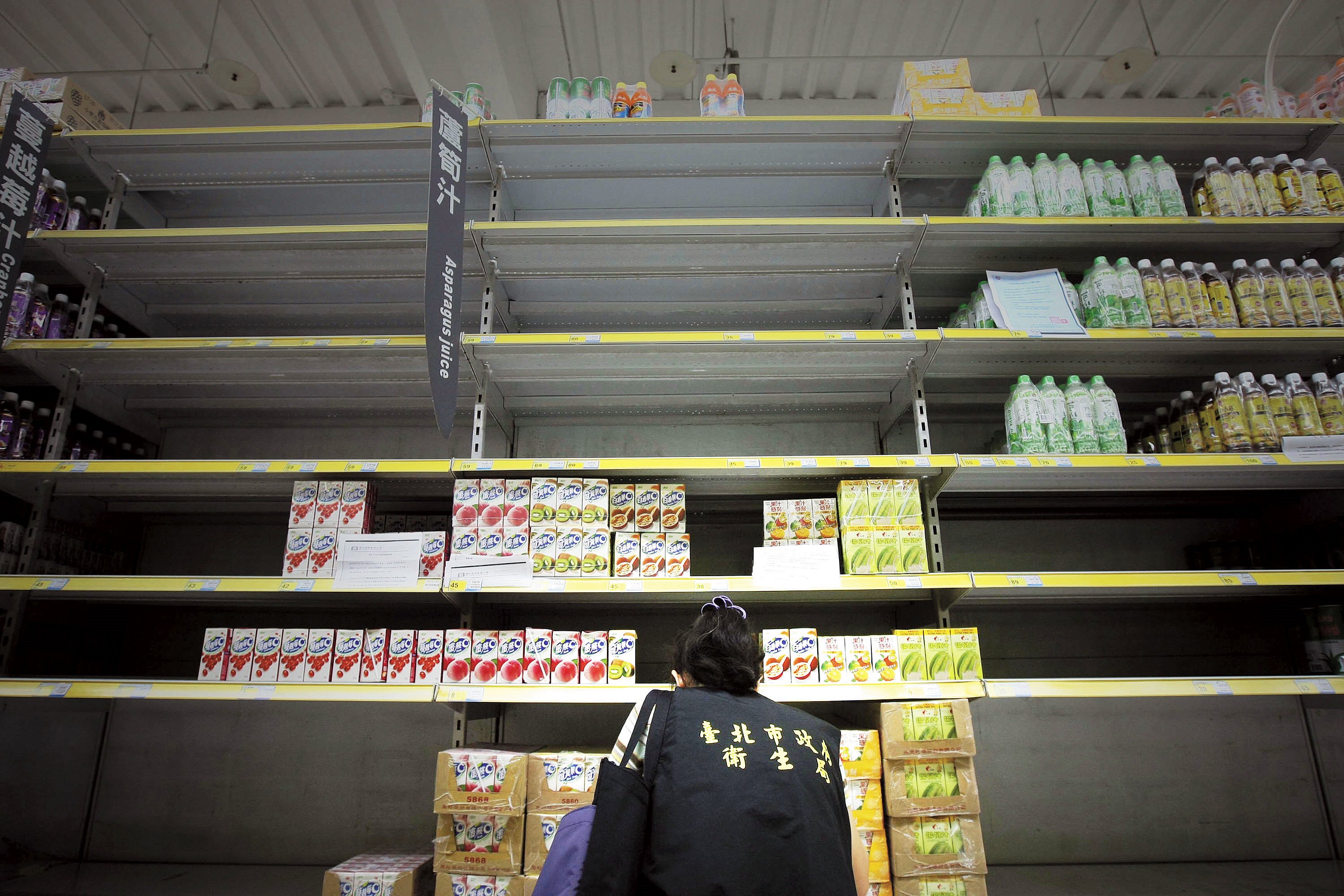 2011年塑化劑風暴震撼全台，無數商品中標下架，量販店貨架空空如也。（中央社）