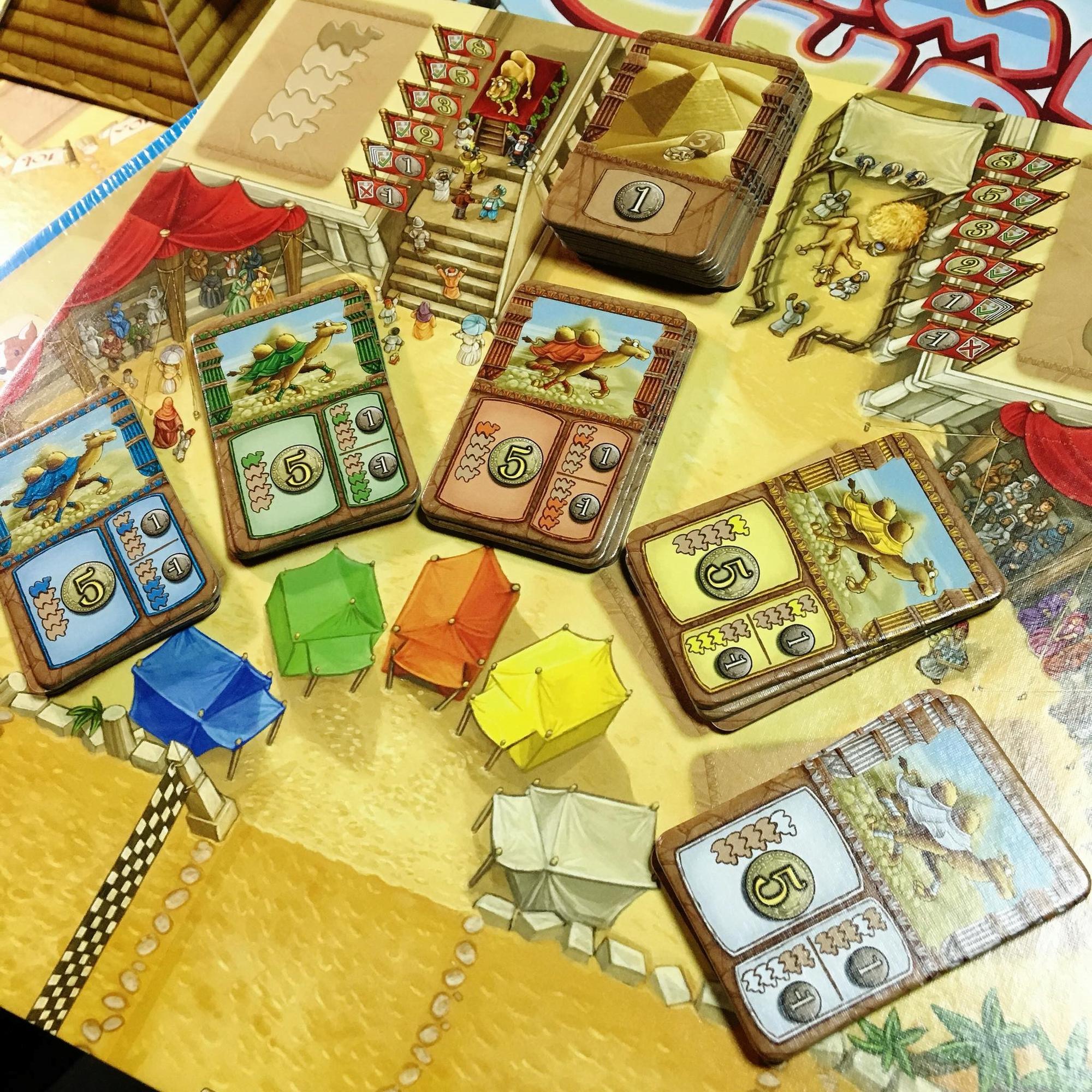 圖A:遊戲準備就緒,上方那一疊為「金字塔板塊」。