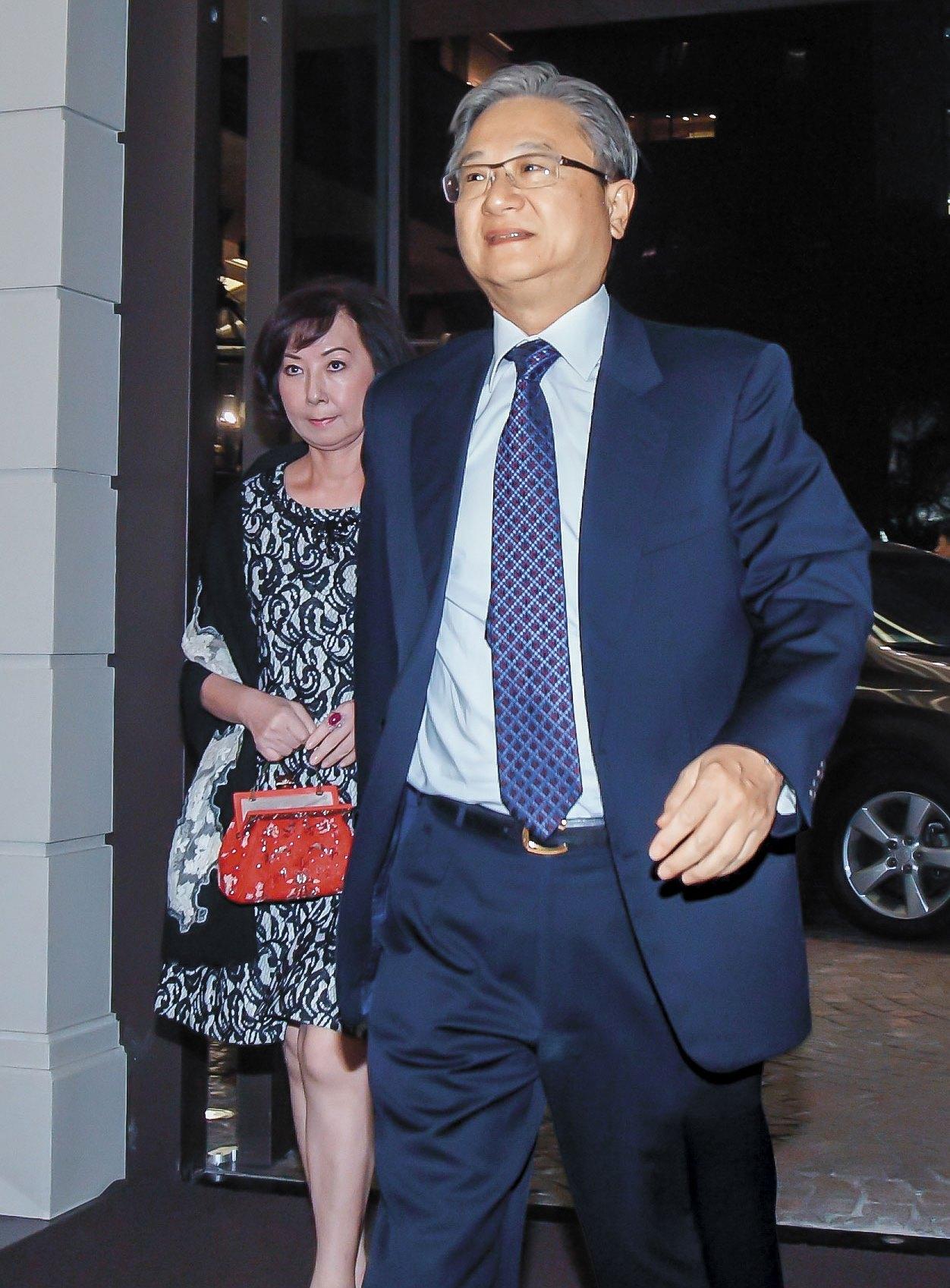 新纖董事長吳東昇（圖）的帆船「富貴角號」，也停在碧砂遊艇碼頭。