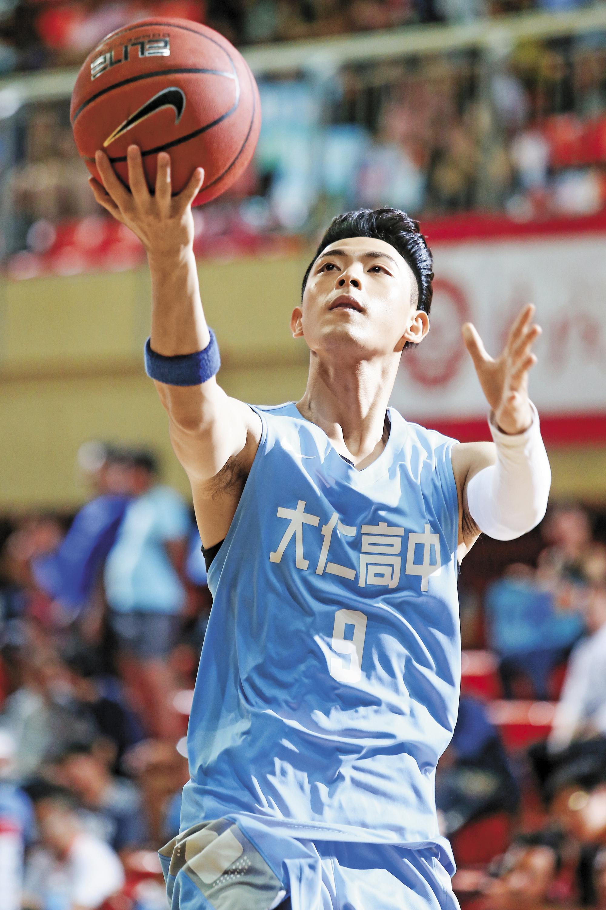 導演要求劇中的投球戲都要來真的,加上全場臨演觀看,讓晨翔壓力不小。(聯合互動提供)