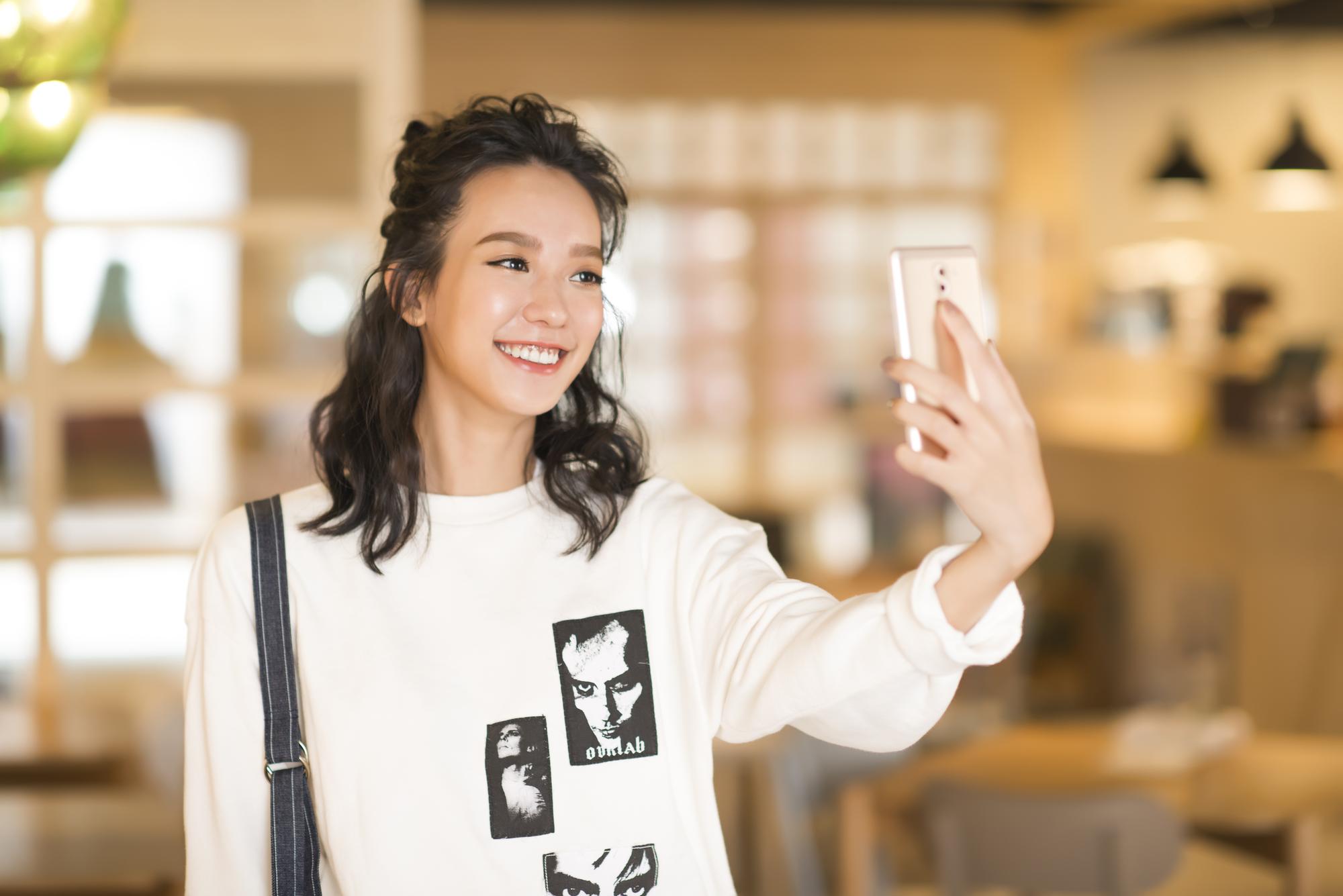 HUAWEI GR5 2017除了內建美顏模式,還有一個完美自拍功能,可以透過設定,在拍照時單獨把主角變漂亮,讓愛拍照的孟耿如玩得不亦樂乎。