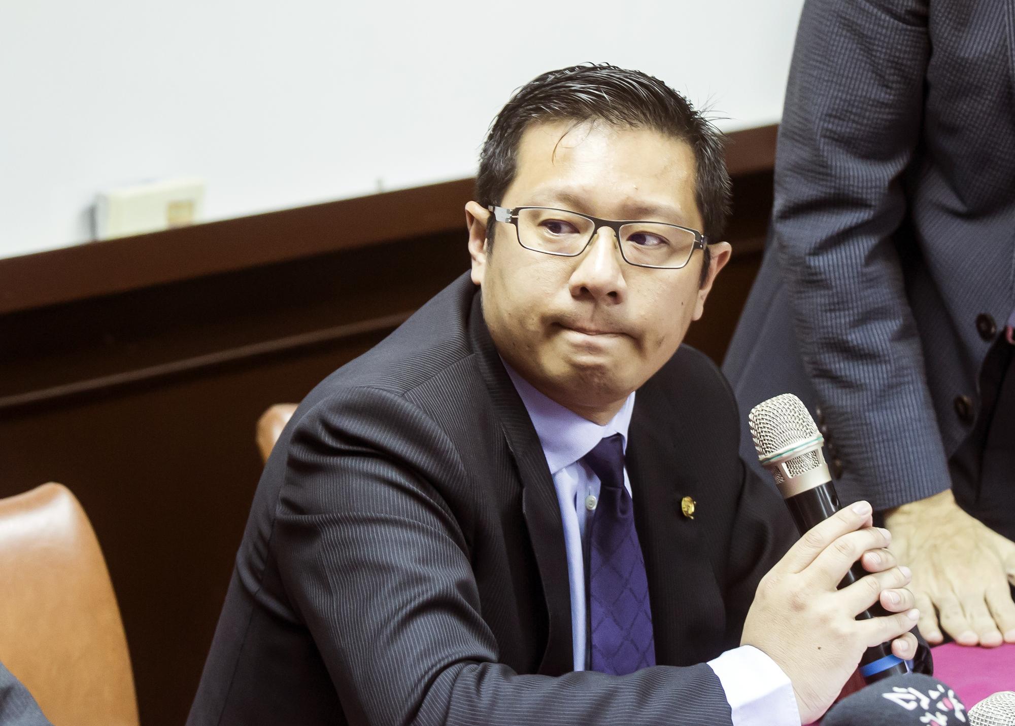 興航董事長林明昇解散公司心意堅決,預計農曆年後陸續賣掉飛機、還債給銀行,興航股票也將於明年2月下市。