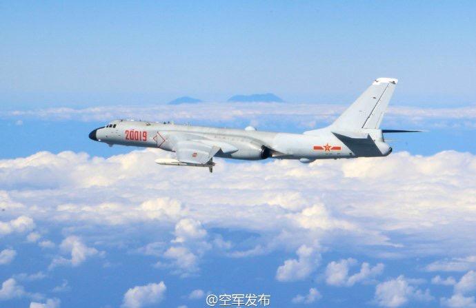 共軍官方微博出現轟6K轟炸機圖片，背景疑為屏東大武山。