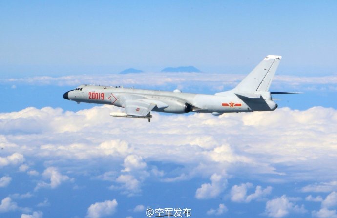共軍官方微博出現轟6K轟炸機圖片,背景疑為屏東大武山。